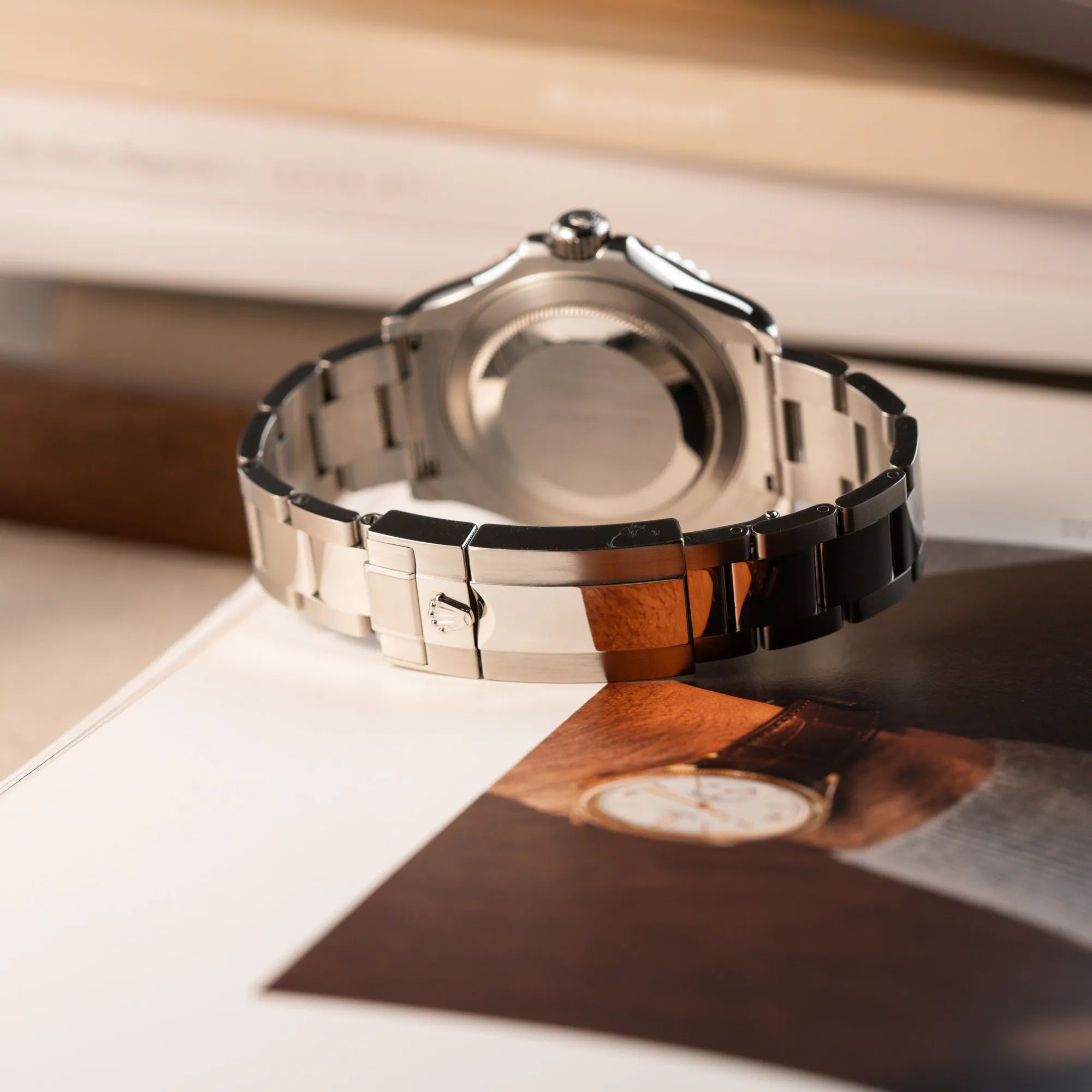 Produktfotografie der Rolex Yachtmaster 40 mit Platin-Lünette der Referenz 126622 mit dem Rhodium-Zifferblatt zeigt das Oyster-Stahlband mit originaler Rolex Schliesse