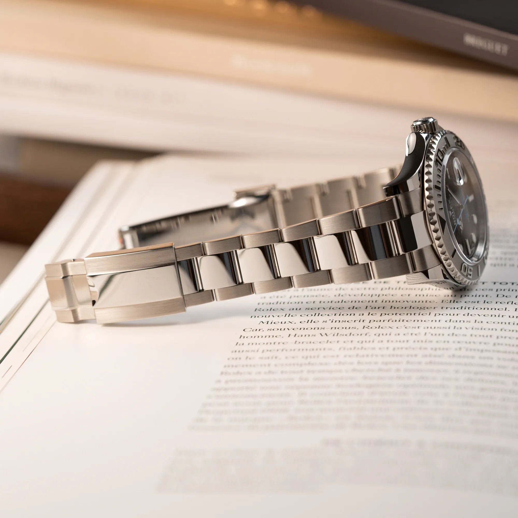 Oyster-Stahlband in sehr gutem Zustand an der Rolex Yachtmaster 40 mit Platin-Lünette der Referenz 126622 mit dem Rhodium-Zifferblatt und hellblauem Sekundenzeiger
