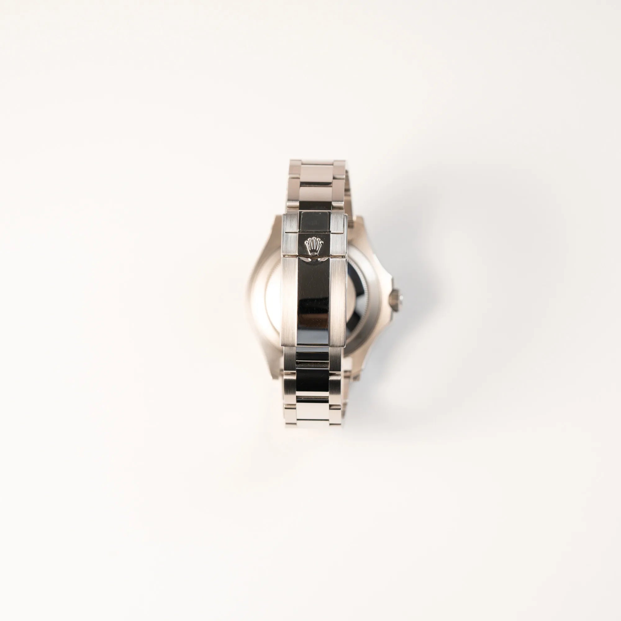 Blick auf das Oyster-Sahlband der Rolex Yachtmaster 40 mit Platin-Lünette der Referenz 126622 mit dem Rhodium-Zifferblatt und hellblauem Sekundenzeiger