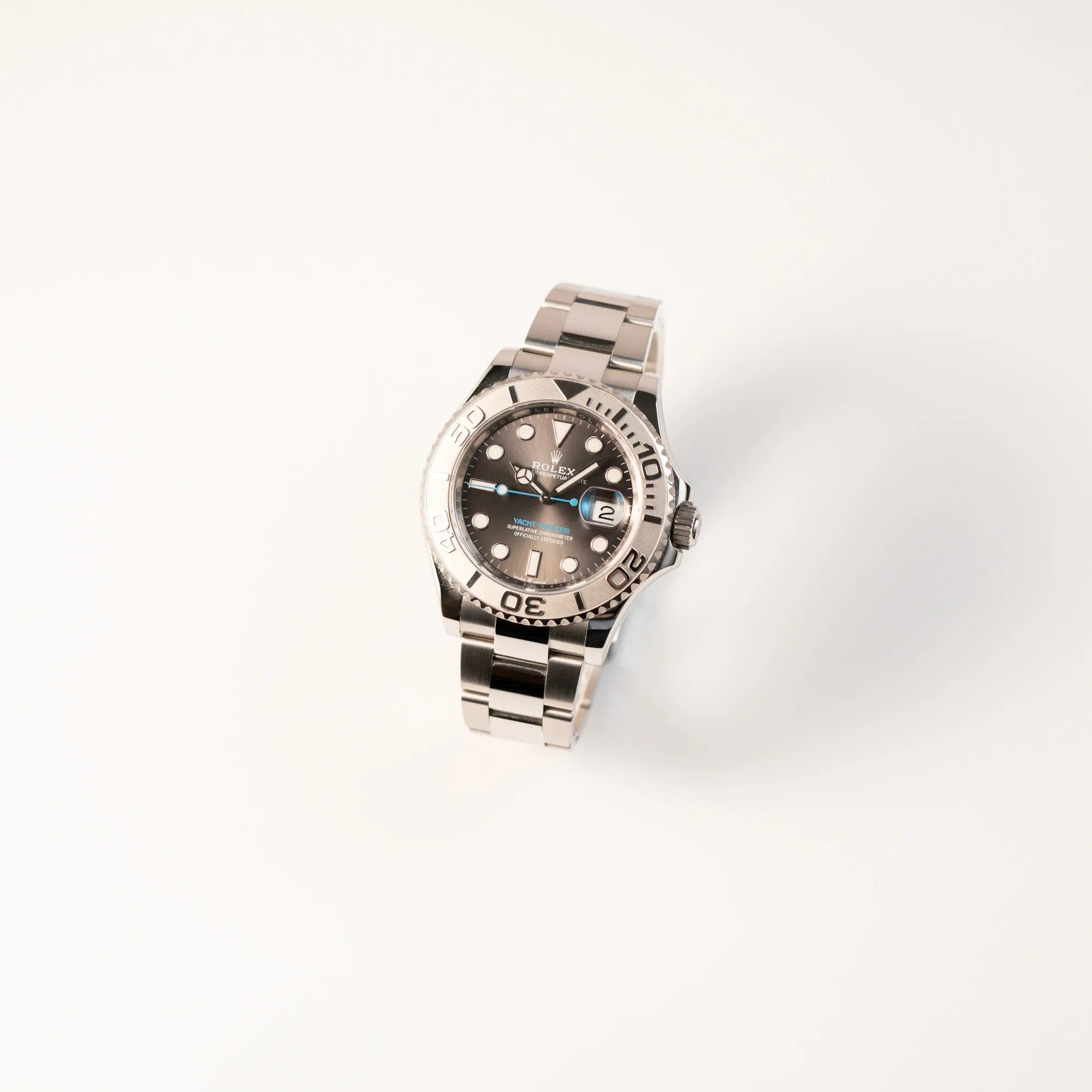 Leicht schräge Ansicht der Rolex Yachtmaster 40 mit Platin-Lünette der Referenz 126622 mit dem Rhodium-Zifferblatt und hellblauem Sekundenzeiger