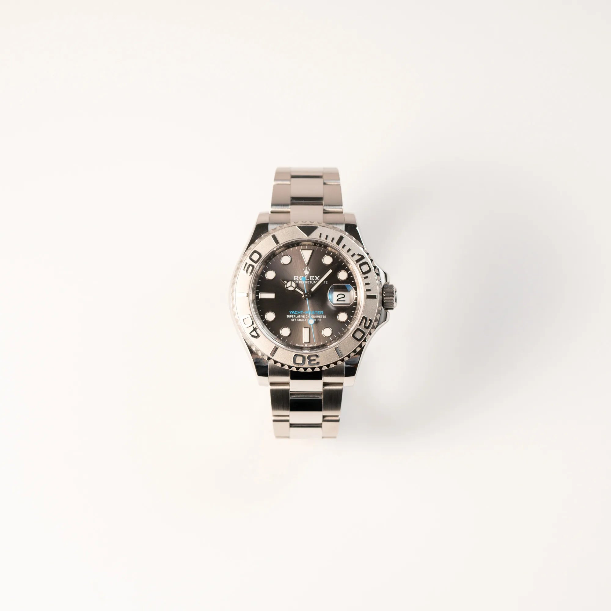 Frontale Ansicht der Rolex Yachtmaster 40 mit Platin-Lünette der Referenz 126622 mit dem Rhodium-Zifferblatt und hellblauem Sekundenzeiger