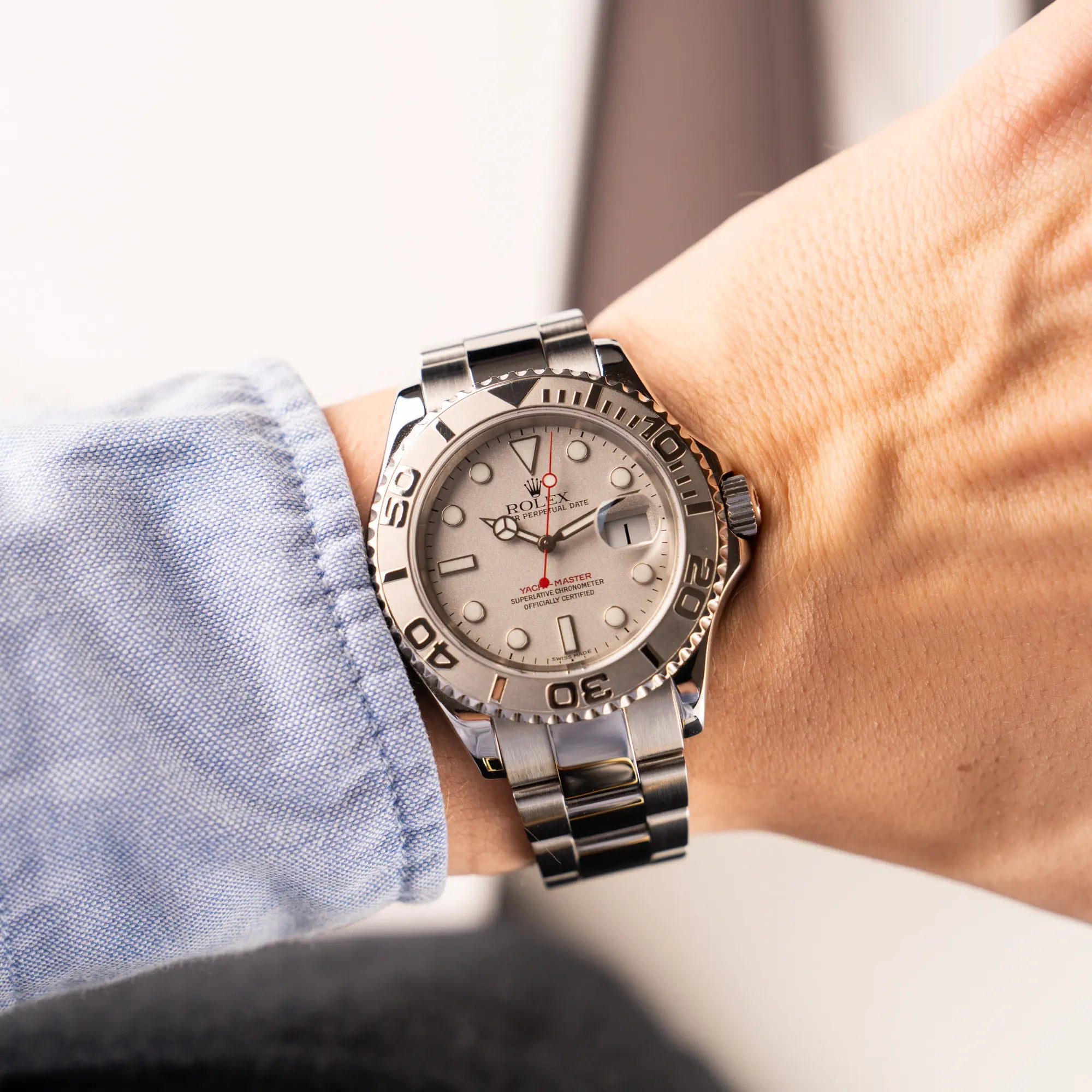 Wristshot mit der Rolex Yachtmaster 40 Platinum mit der Referenz 16622 mit Platin-Lünette und dem typischen roten Sekundenzeiger