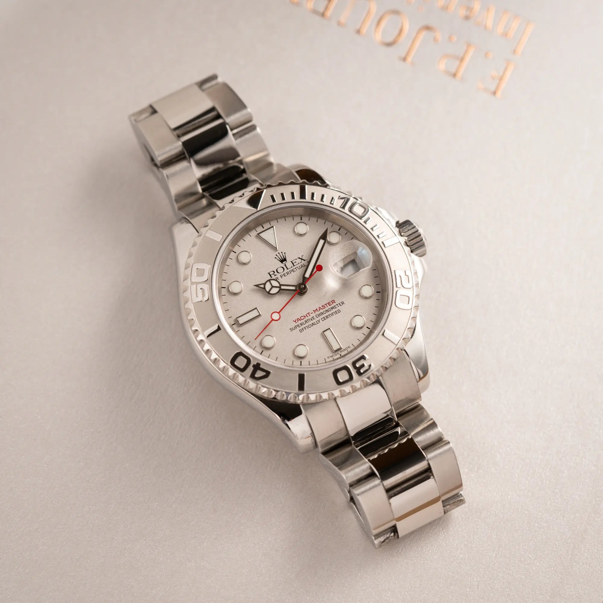 Fotografie der Rolex Yachtmaster 40 Platinum mit der Referenz 16622 mit Platin-Lünette und dem typischen roten Sekundenzeiger
