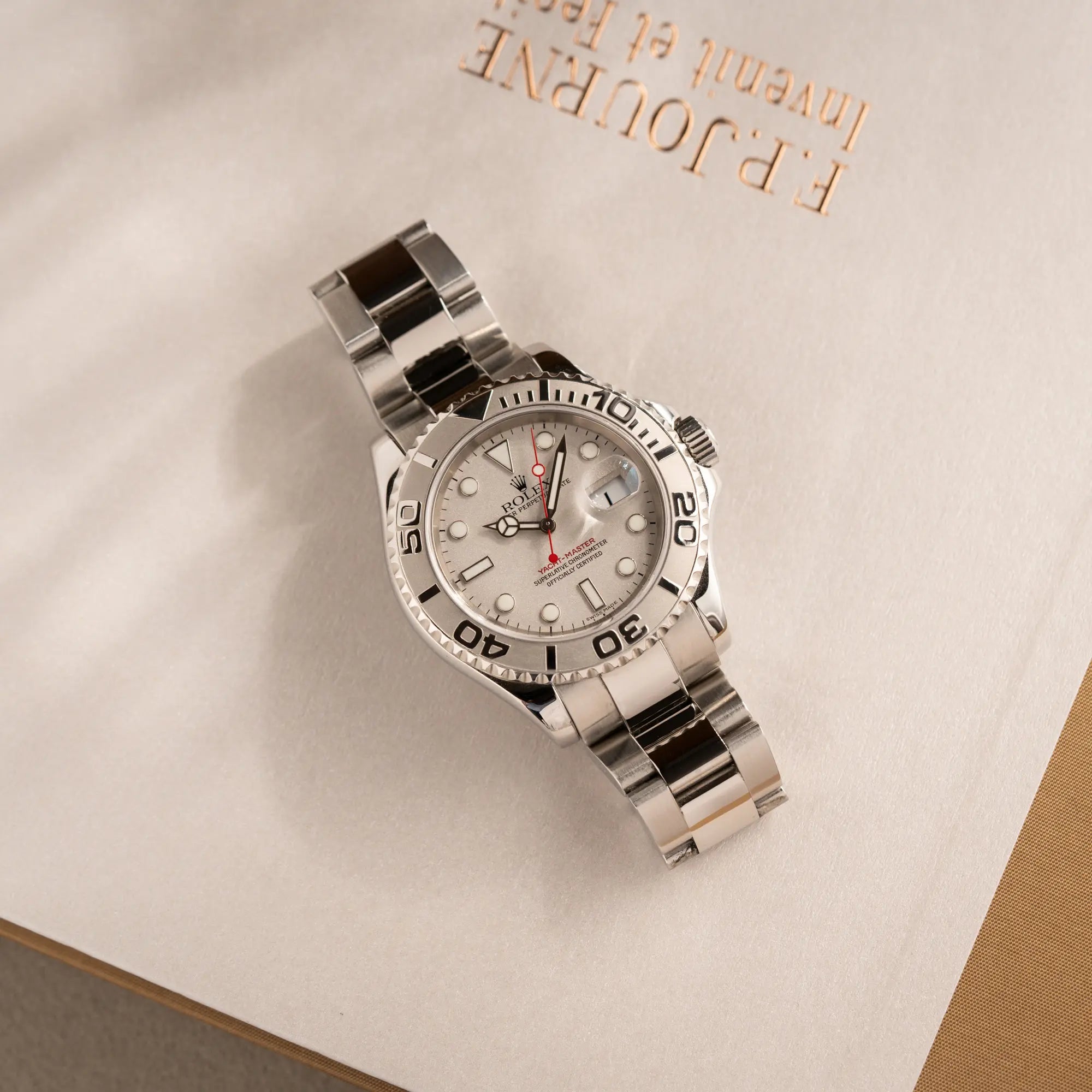 Produktfotografie der Rolex Yachtmaster 40 Platinum mit der Referenz 16622 mit Platin-Lünette und dem typischen roten Sekundenzeiger