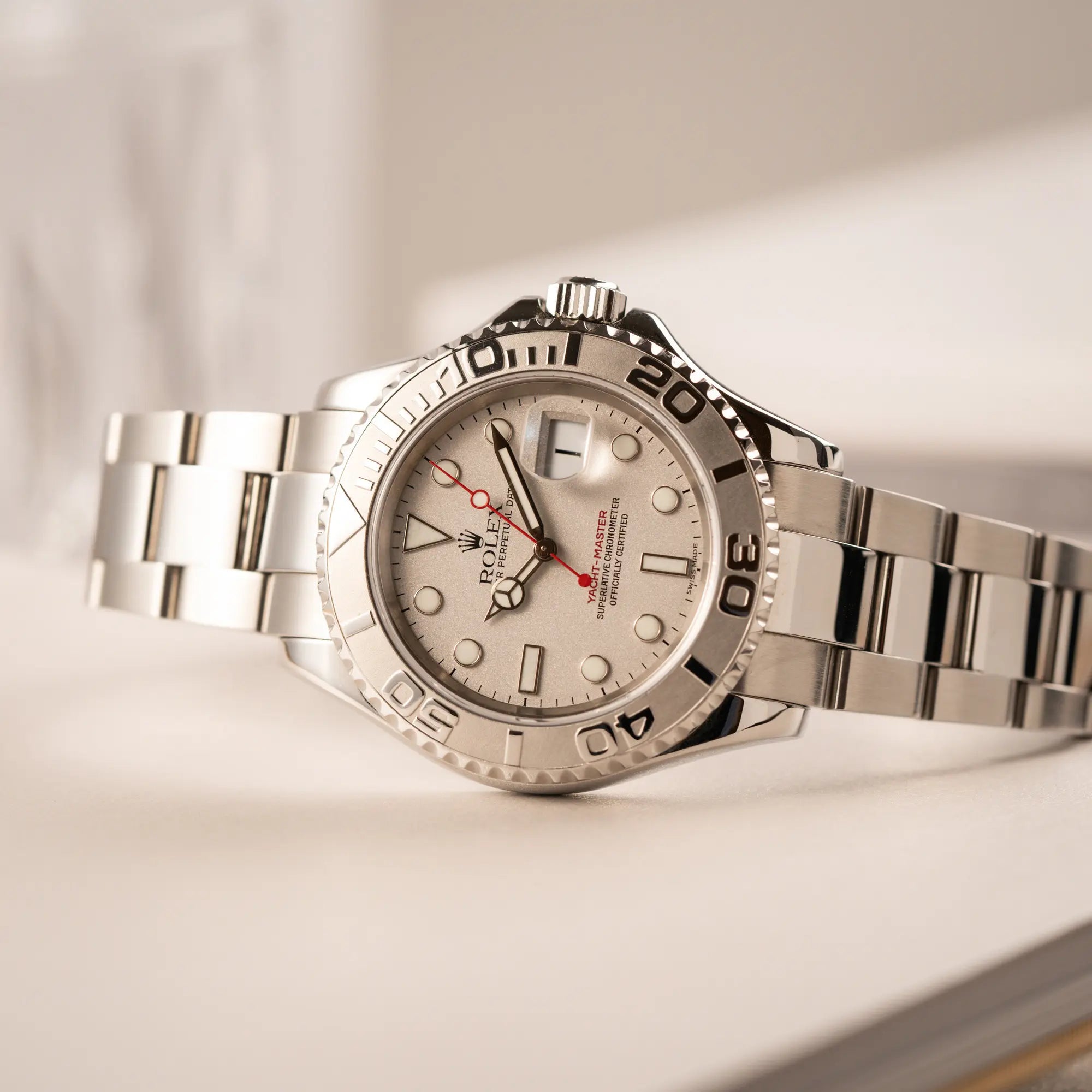 Produktfotografie der Rolex Yachtmaster 40 Platinum mit der Referenz 16622 mit Platin-Lünette und dem typischen roten Sekundenzeiger