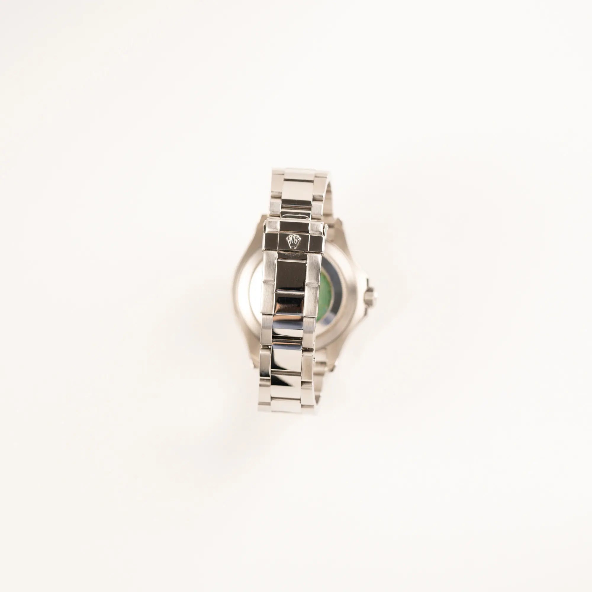 Blick auf das Oyster Stahlband mit geschlossener Oyster-Faltschliesse an der Rolex Yachtmaster 40 Platinum mit der Referenz 16622 mit Platin-Lünette und dem typischen roten Sekundenzeiger