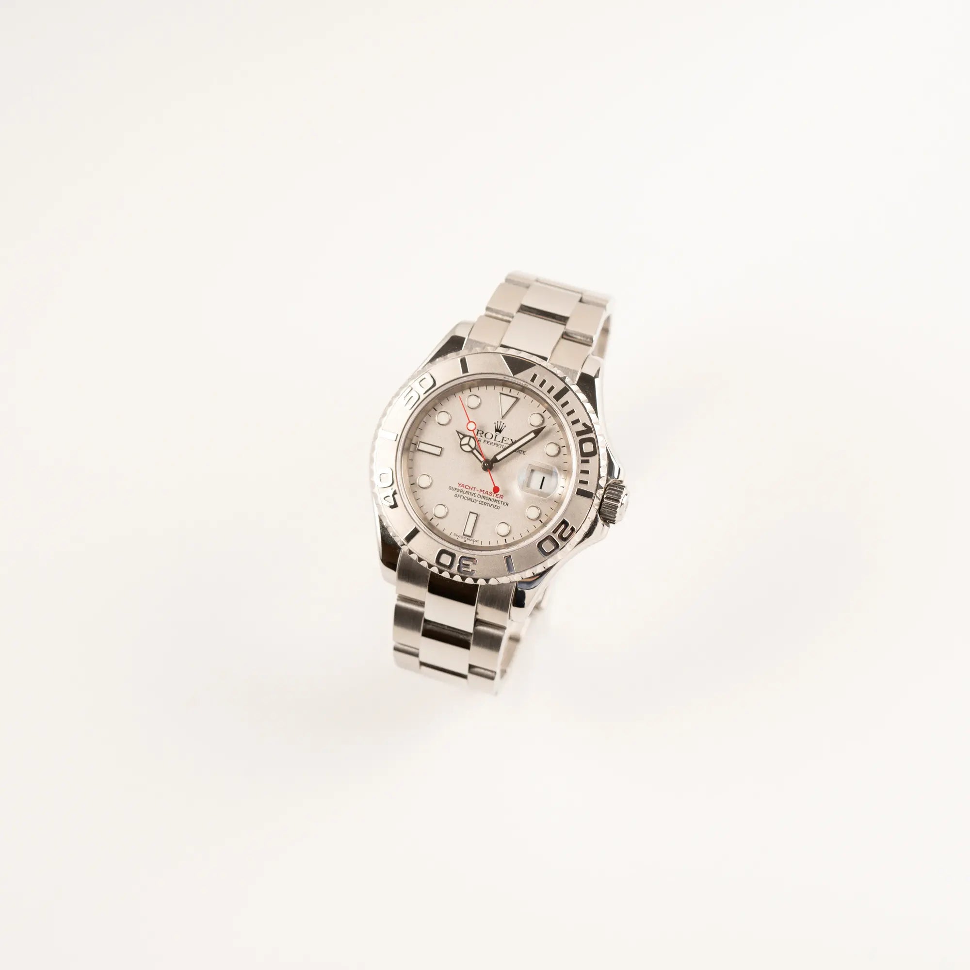 Leicht schräge Ansicht der Rolex Yachtmaster 40 Platinum mit der Referenz 16622 mit Platin-Lünette und dem typischen roten Sekundenzeiger