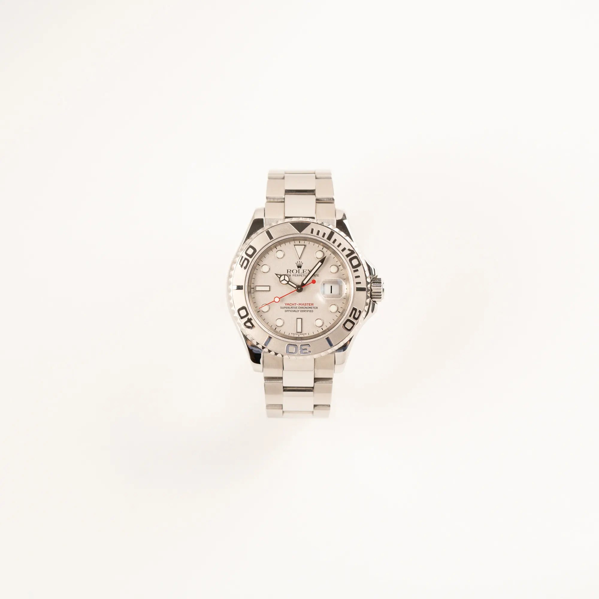 Frontale Ansicht der Rolex Yachtmaster 40 Platinum mit der Referenz 16622 mit Platin-Lünette und dem typischen roten Sekundenzeiger
