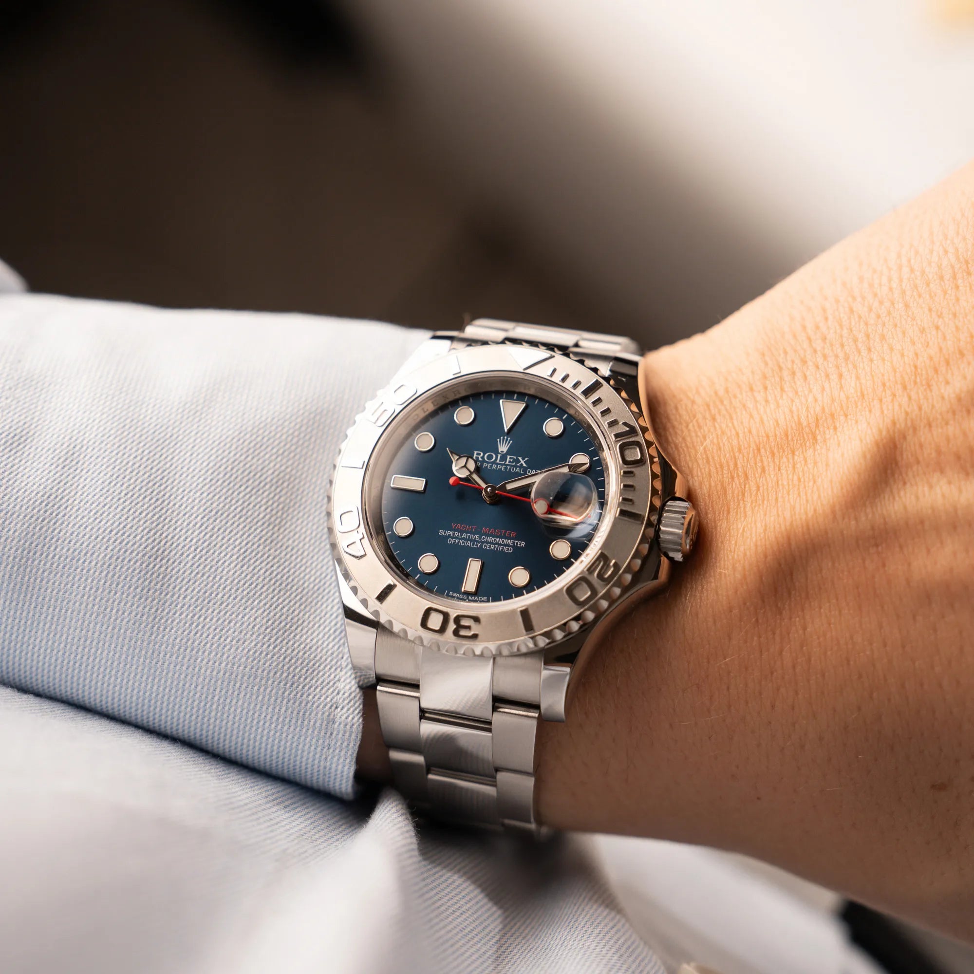 Mann trägt die Rolex Yachtmaster 40 mit blauem Zifferblatt der Referenz 116622 an seinem Handgelenk