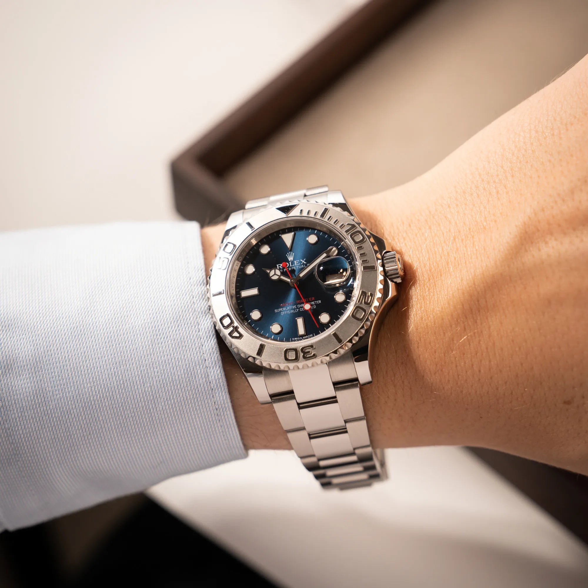 mann trägt die Rolex Yachtmaster 40 Armbanduhr mit blauem Zifferblatt der Referenz 116622 für einen Wristshot am Handgelenk