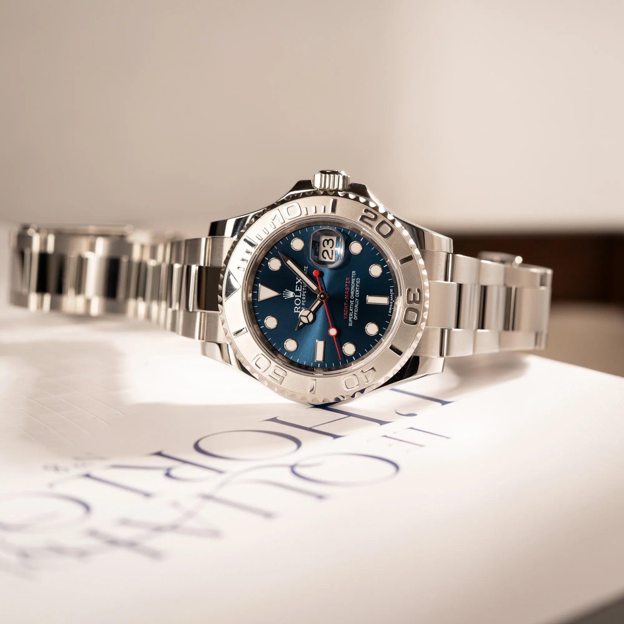Produktfotografie der Rolex Yachtmaster 40 mit blauem Zifferblatt der Referenz 116622