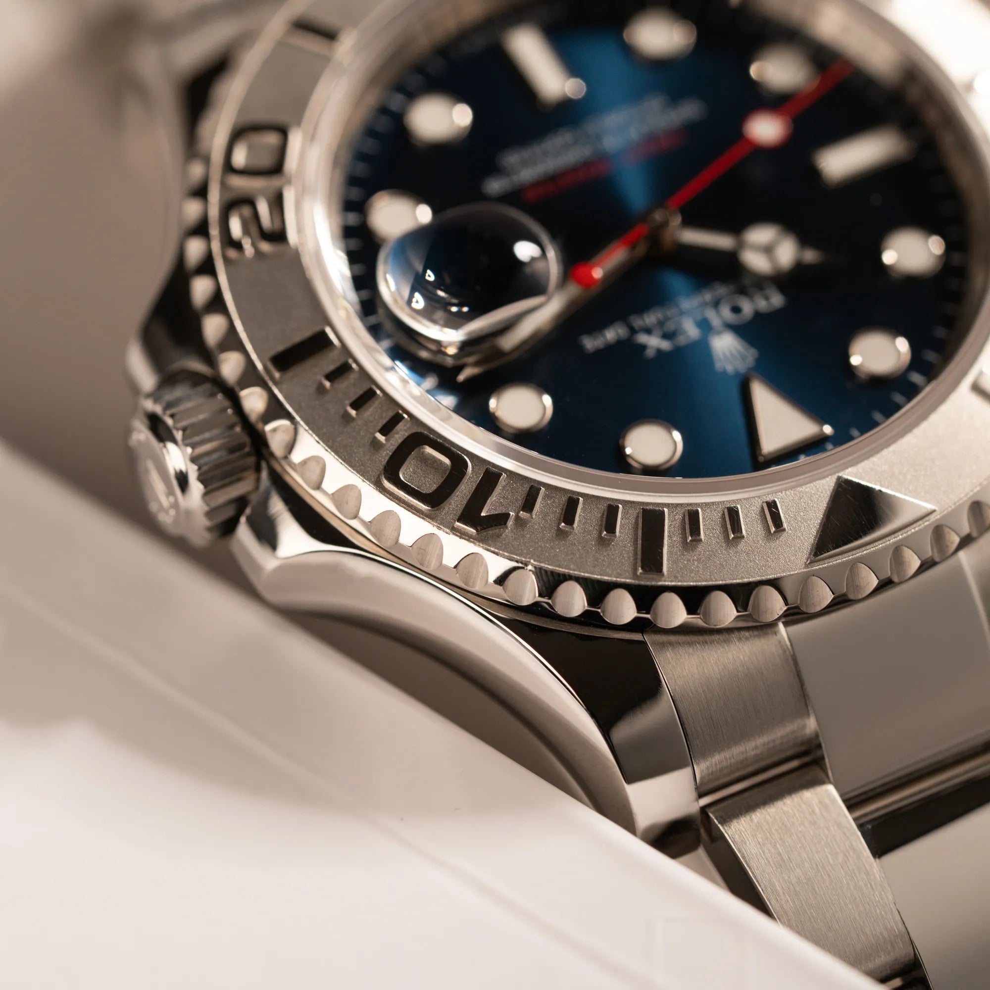 Detailaufnahme der Lünette mit Fokus auf der "10" von der Rolex Yachtmaster 40 mit blauem Zifferblatt der Referenz 116622