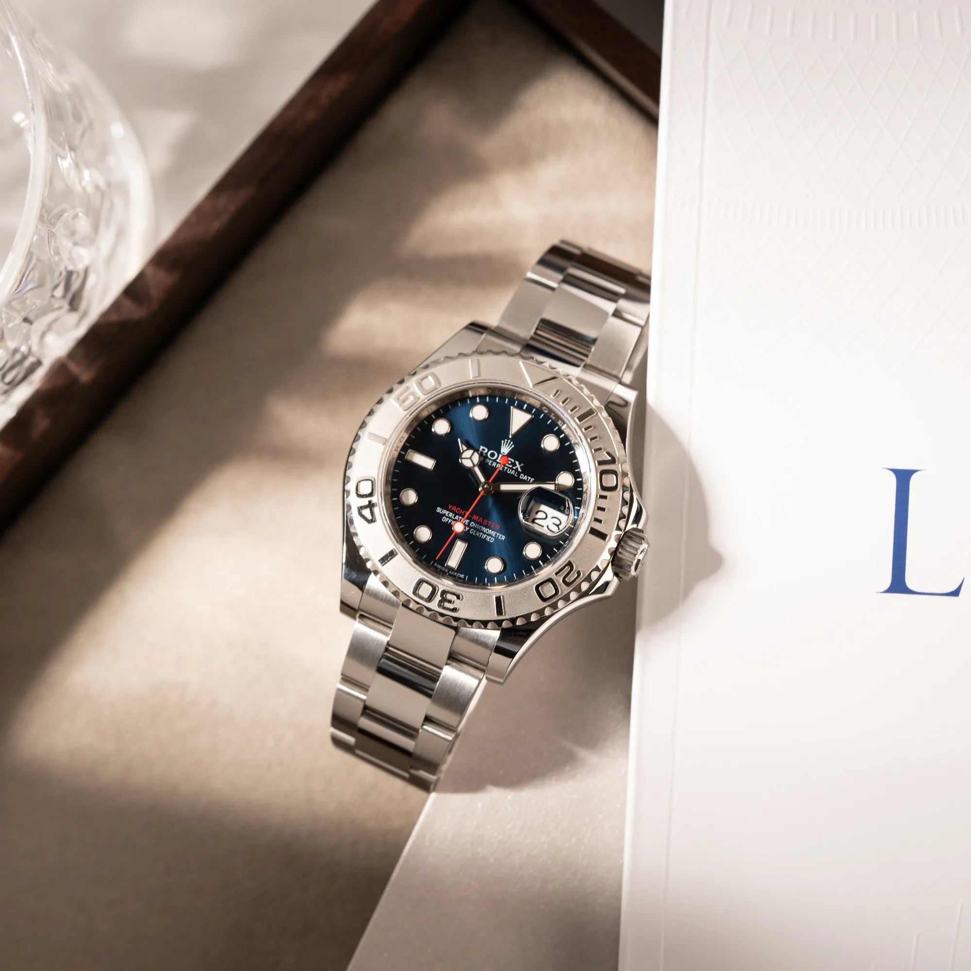 Fotografie von der Rolex Yachtmaster 40 mit blauem Zifferblatt der Referenz 116622