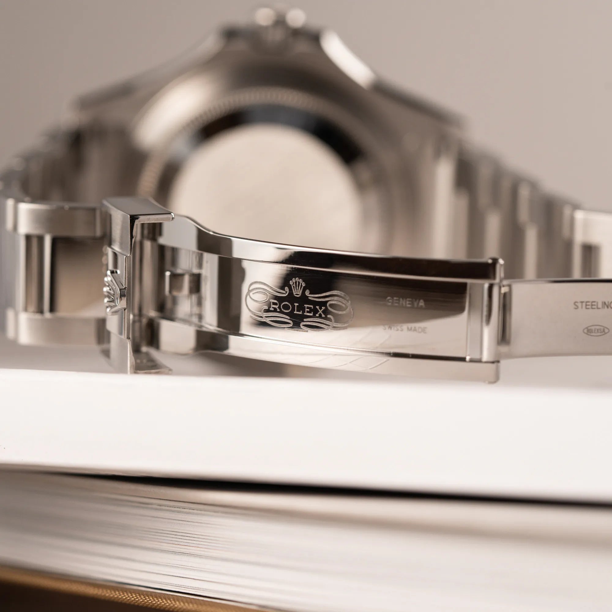 Detailaufnahme des klassischen Rolex Logos im Inneren der Oyster-Faltschliesse von der Rolex Yachtmaster 40 mit blauem Zifferblatt der Referenz 116622
