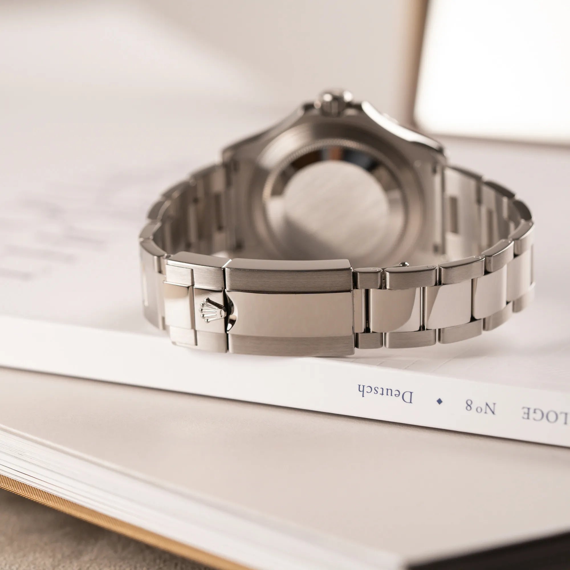 Produktfotografie der Rolex Yachtmaster 40 mit blauem Zifferblatt der Referenz 116622 zeigt die geschlossene Oyster-Faltschliesse