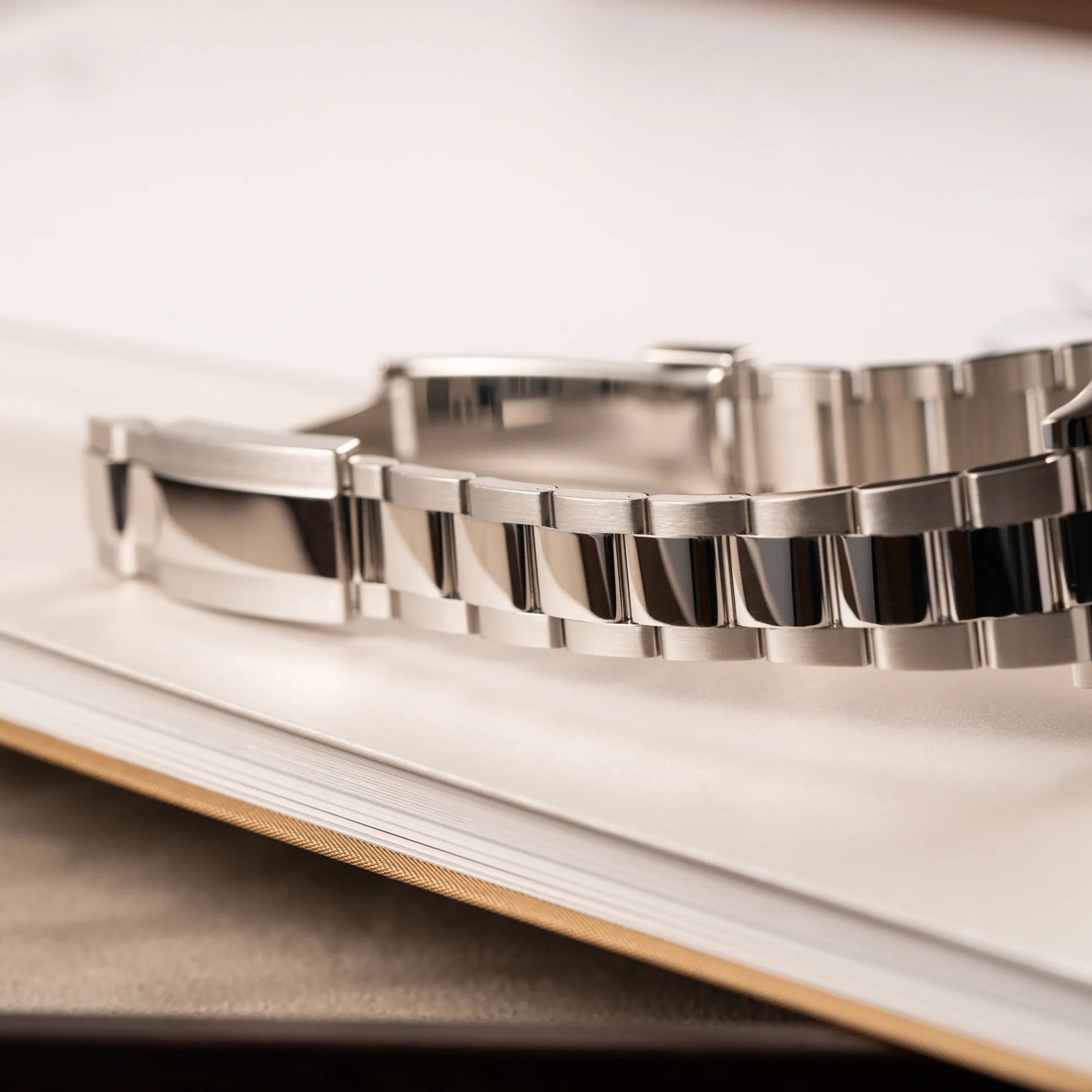 Detailaufnahme des Oyster-Stahlbands in sehr gutem Zustand zugehörig zu der Rolex Yachtmaster 40 mit blauem Zifferblatt der Referenz 116622