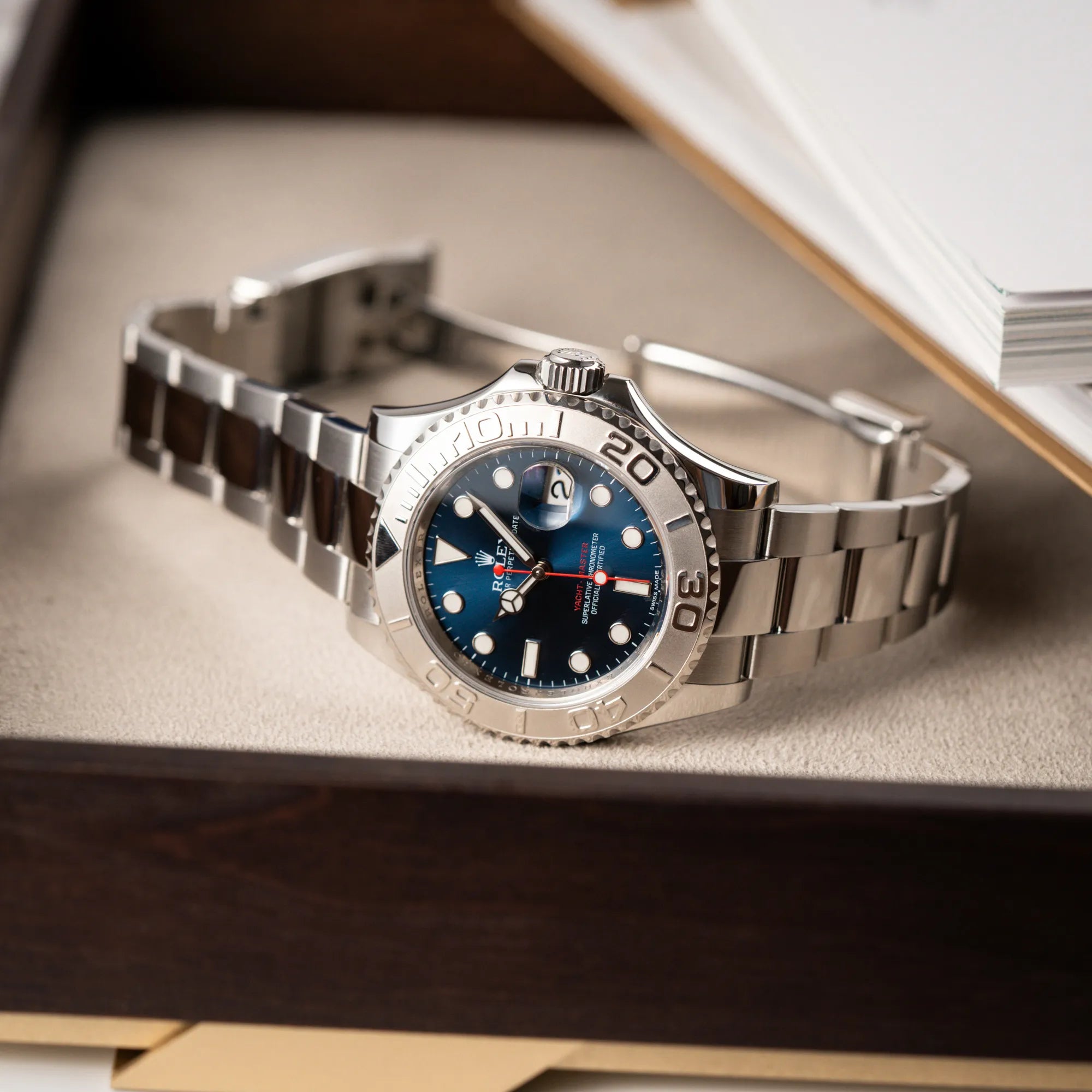 Rolex Yachtmaster 40 mit blauem Zifferblatt der Referenz 116622 liegt auf Juwelierstablet