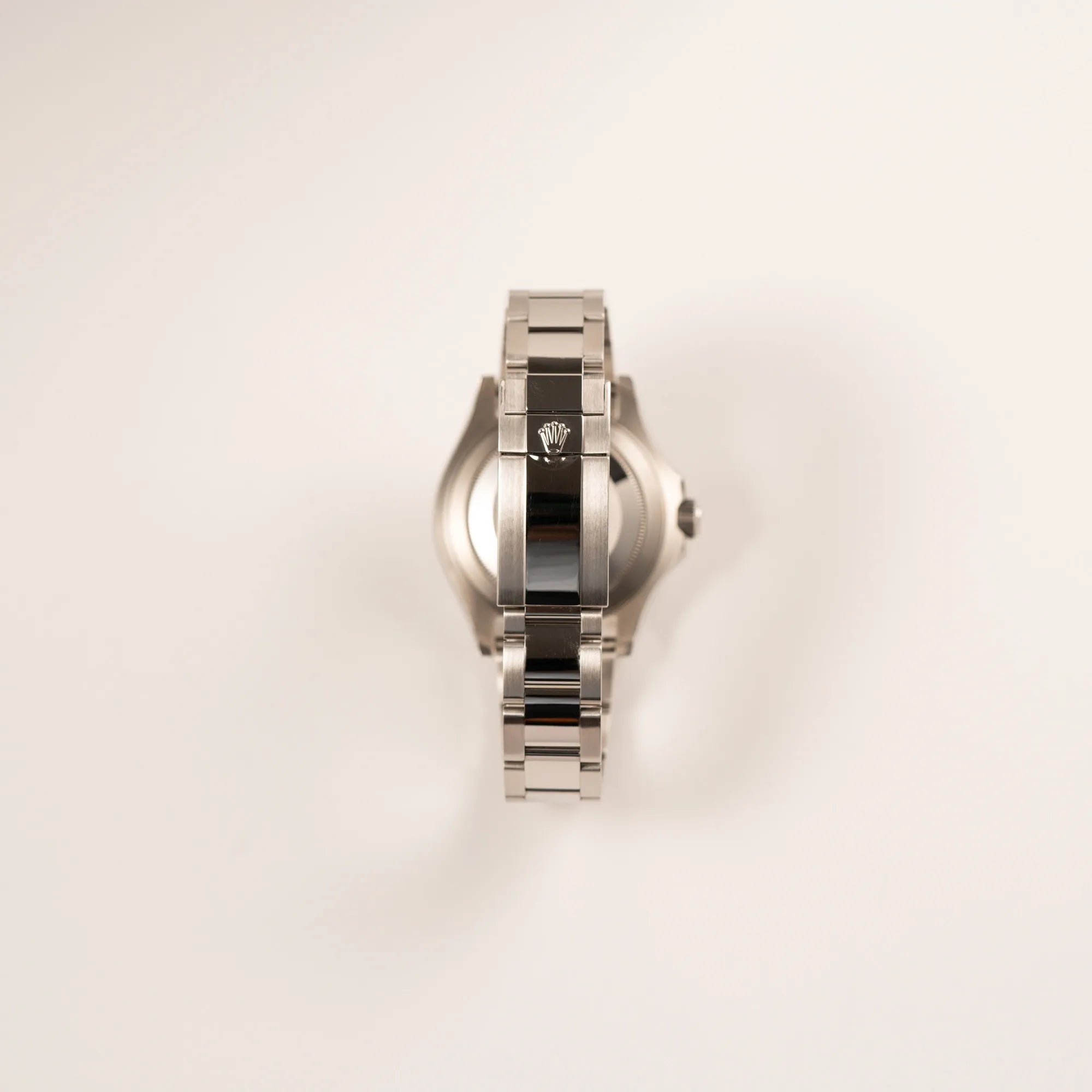 Rückansicht der Rolex Yachtmaster 40 mit blauem Zifferblatt der Referenz 116622 mit Blick auf die Oyster-Schliesse