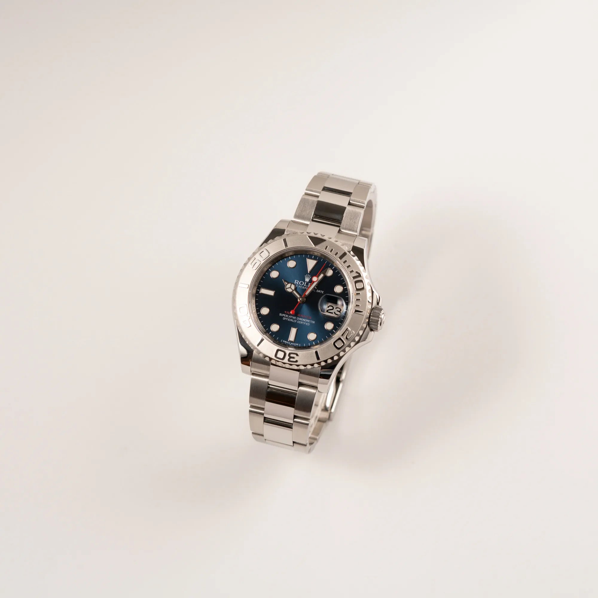 Leicht schräge Ansicht der Rolex Yachtmaster 40 mit blauem Zifferblatt der Referenz 116622