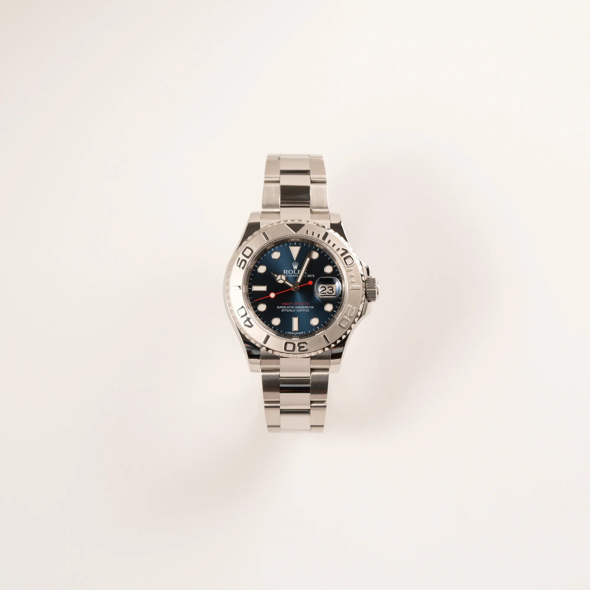 Frontale Ansicht der Rolex Yachtmaster 40 mit blauem Zifferblatt der Referenz 116622