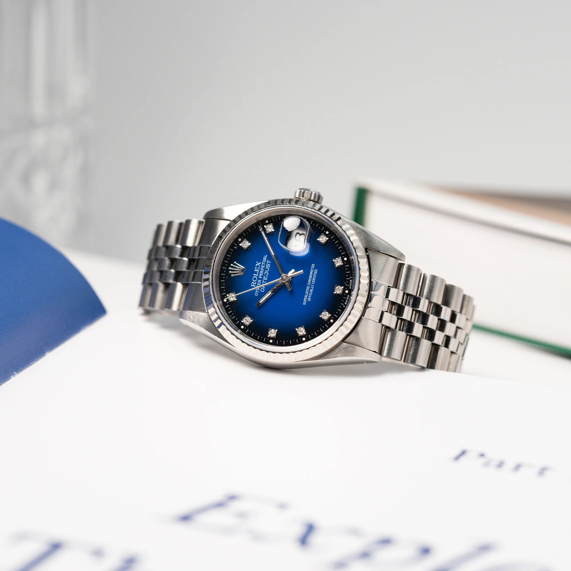 Produktfotografie der liegenden Rolex Datejust 36 mit einem sehr seltenen Degradé Diamond Zifferblatt, dass von Blau ins Schwarze verläuft