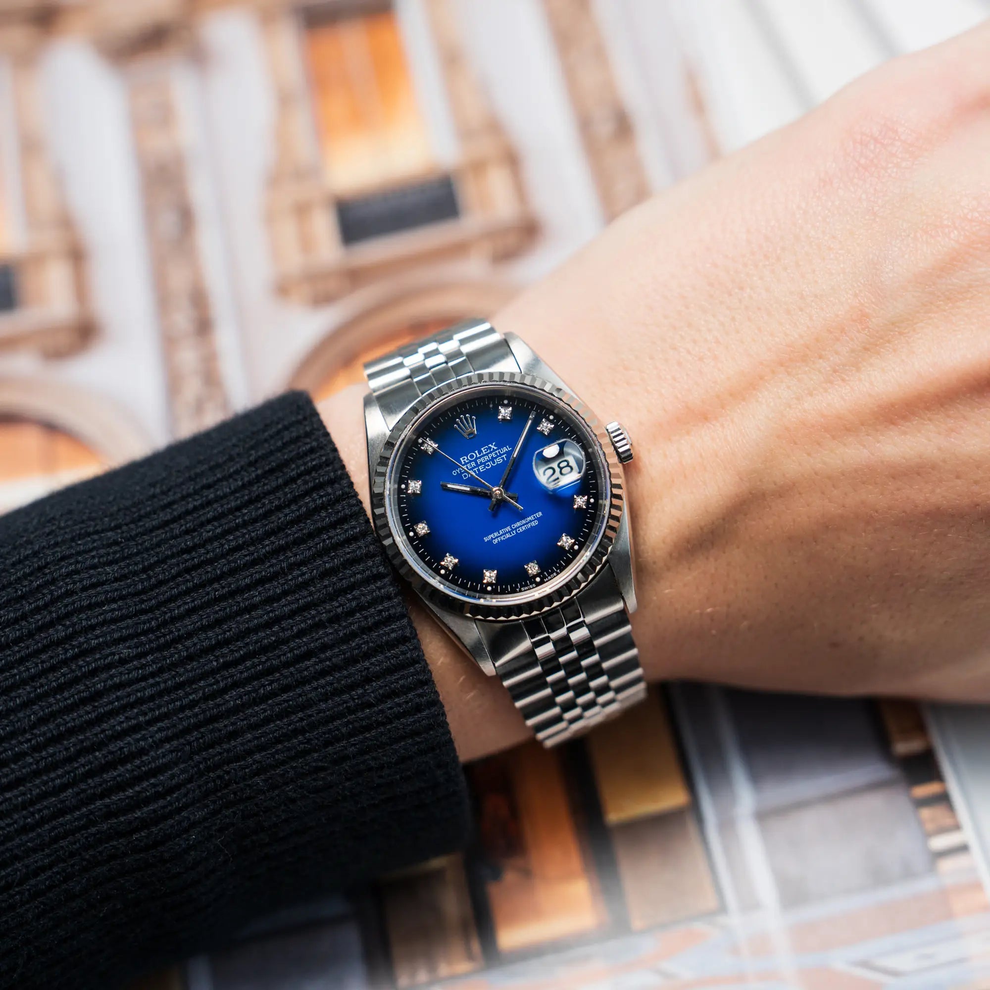 Mann trägt die Rolex Datejust 36 mit einem sehr seltenen Degradé Diamond Zifferblatt, dass von Blau ins Schwarze verläuft, fpr einen Wristshot an seinem Handgelenk