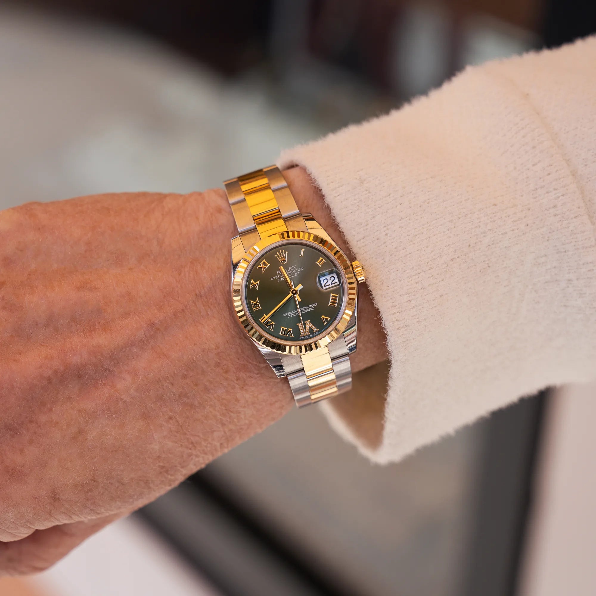 Wristshot mit der Rolex Datejust 31 mm für Ladies mit einem oliven Zifferblatt und einem diamantbesetzten Index