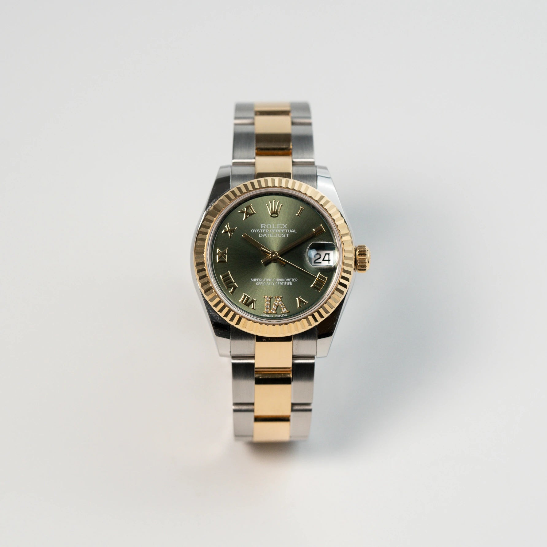 Frontale Ansicht der Rolex Datejust 31 mm für Ladies mit einem oliven Zifferblatt und einem diamantbesetzten Index