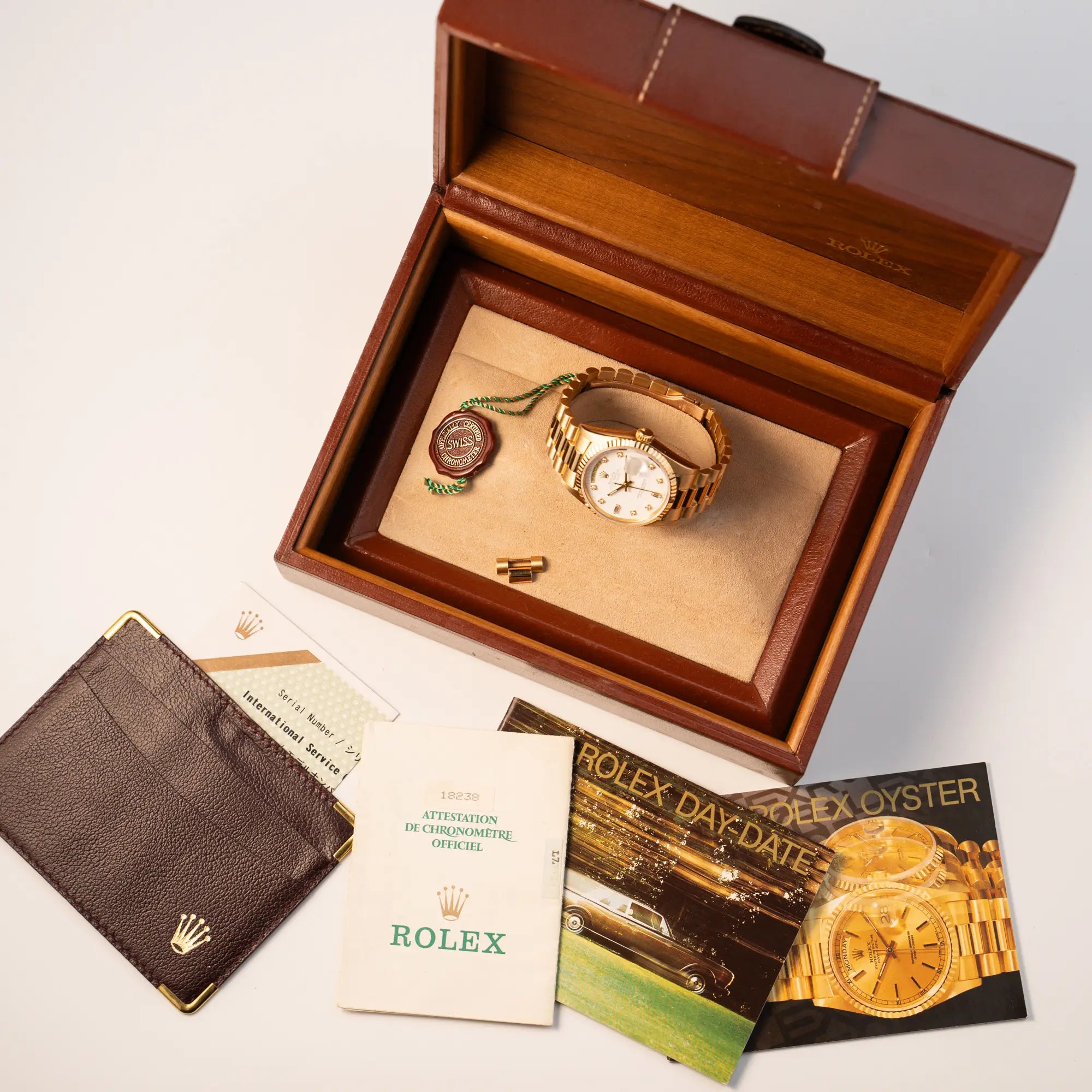 Lieferumfang zu der Rolex Day-Date 36 der Referenz 18238 in Gelbgold mit weißem Diamant-Zifferblatt, betsehend aus Box, Papieren, Hangtag,Booklets, Service-Papers und Rolex Leder Etui
