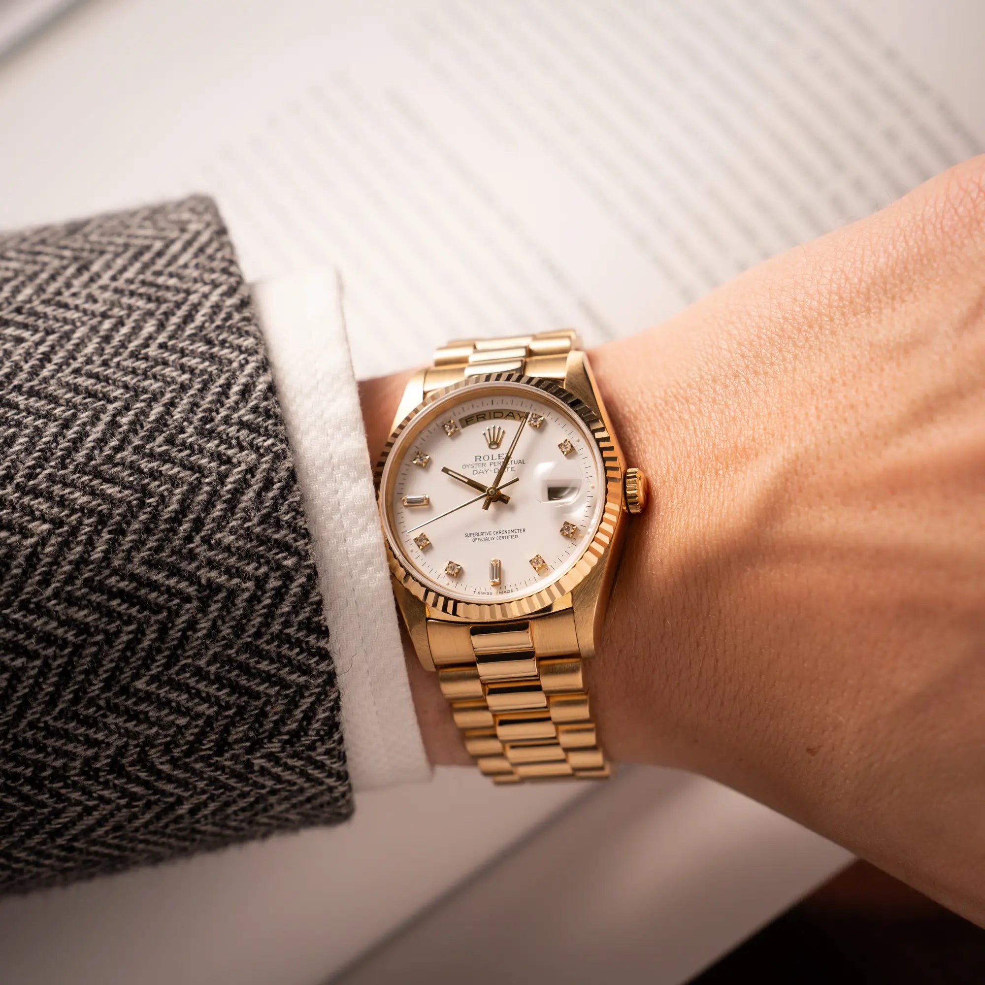 Mann trägt die Rolex Day-Date 36 der Referenz 18238 in Gelbgold mit weißem Diamant-Zifferblatt an seinem Handgelenk