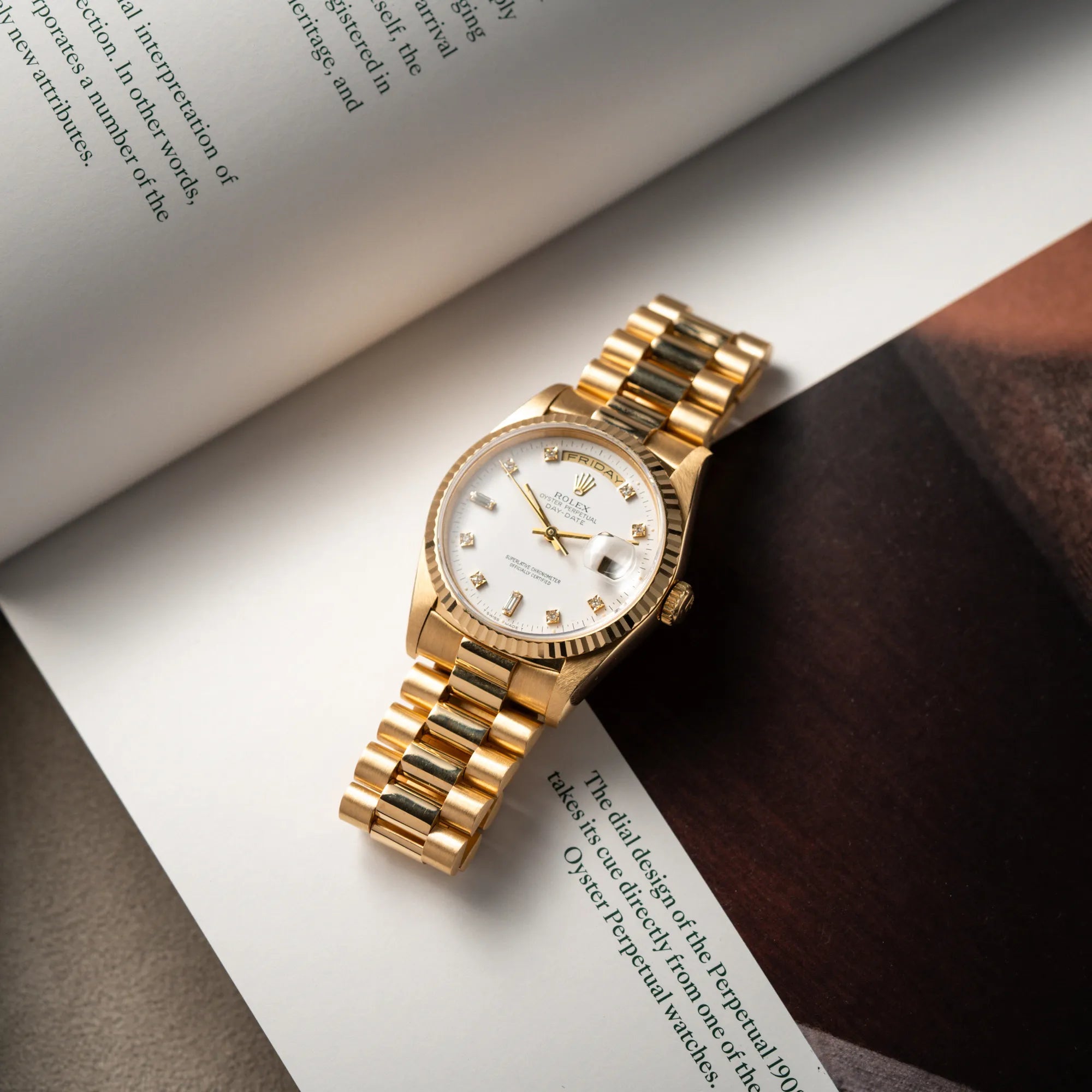 Produktfoto der Rolex Day-Date 36 der Referenz 18238 in Gelbgold mit weißem Diamant-Zifferblatt