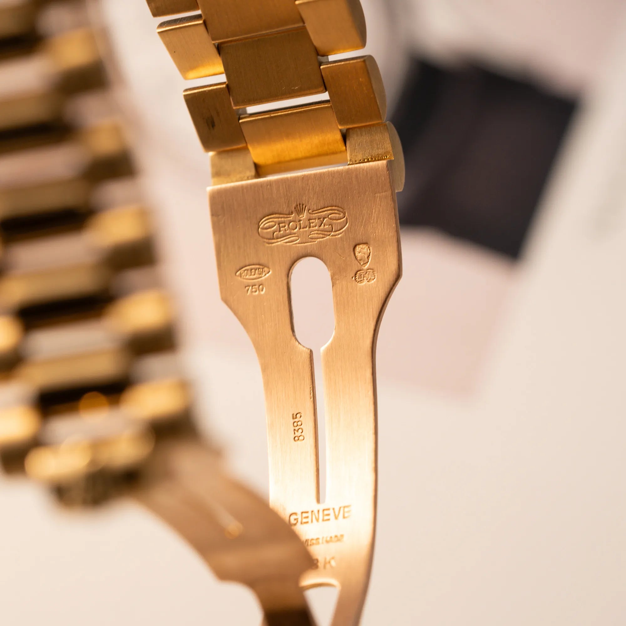 Stempel und Punzierung im Inneren der Faltschliesse am President-Armband der Rolex Day-Date 36 der Referenz 18238 in Gelbgold mit weißem Diamant-Zifferblatt