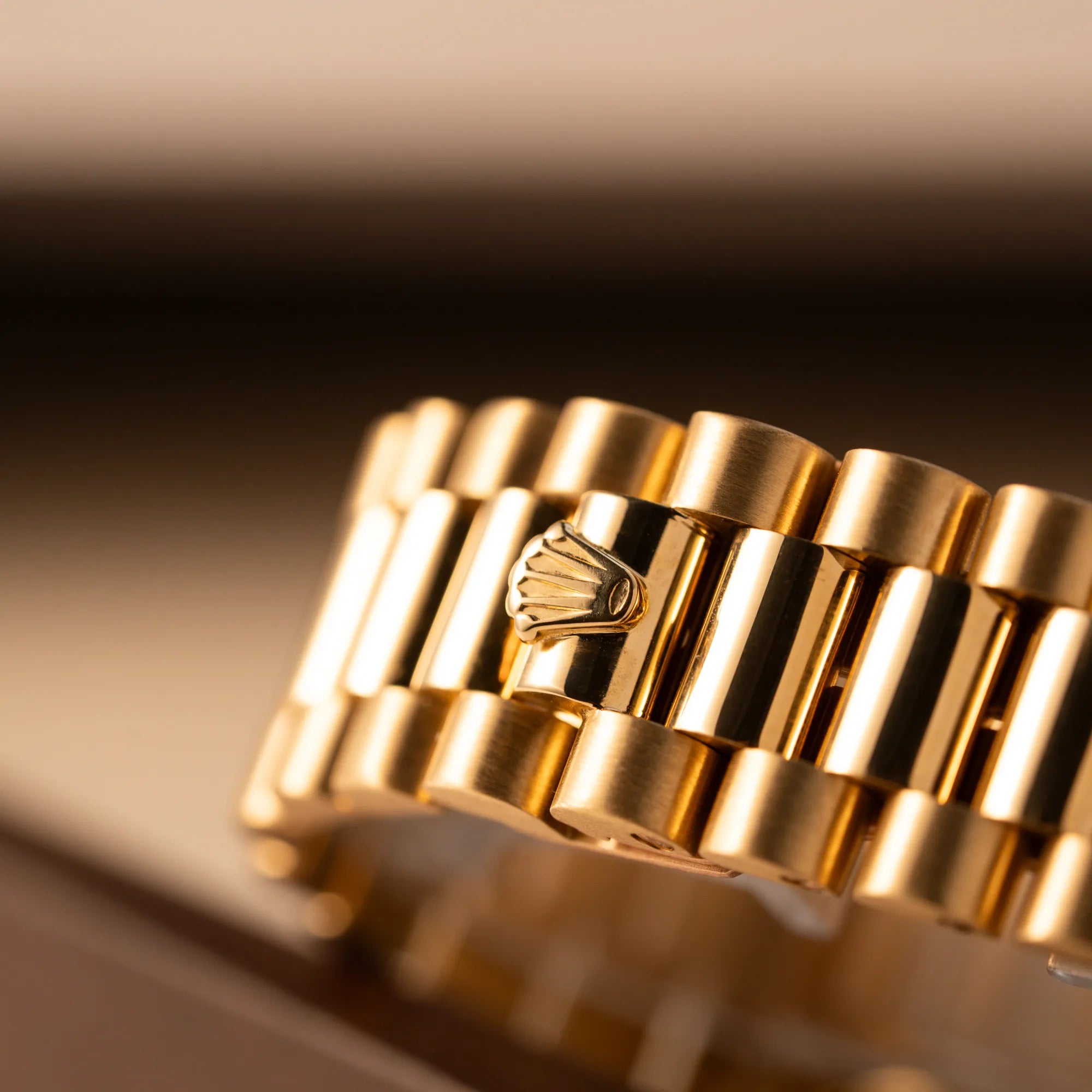 Rolex Logo auf der Schliesse des President Armbands der Rolex Day-Date 36 der Referenz 18238 in Gelbgold mit weißem Diamant-Zifferblatt