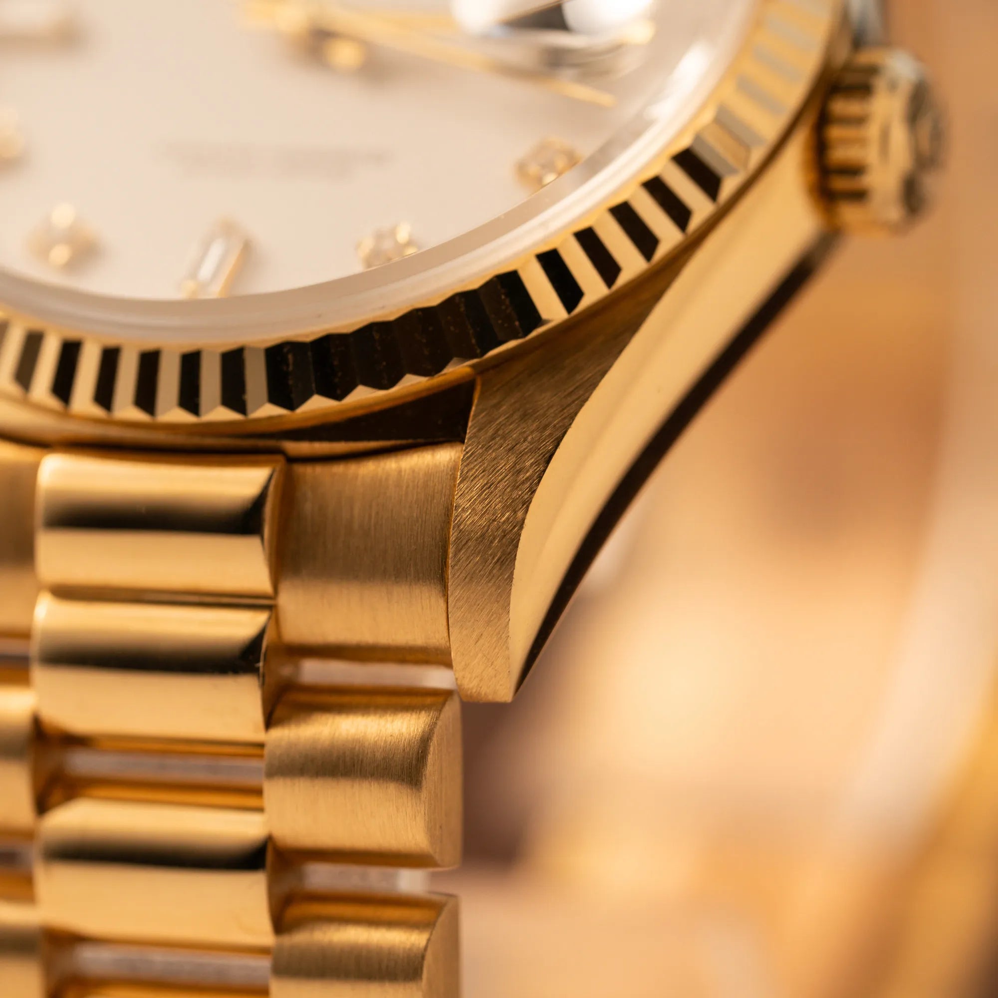 Bandanstoß in sehr gutem Zustand mit scharfer Kante der Rolex Day-Date 36 der Referenz 18238 in Gelbgold mit weißem Diamant-Zifferblatt