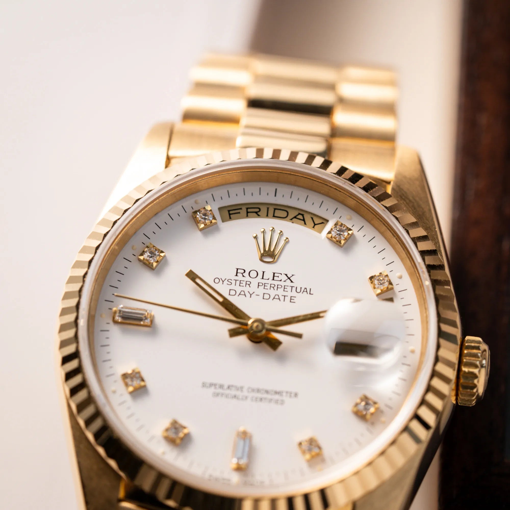 Detailaufnahme der Rolex Day-Date 36 der Referenz 18238 in Gelbgold mit weißem Diamant-Zifferblatt