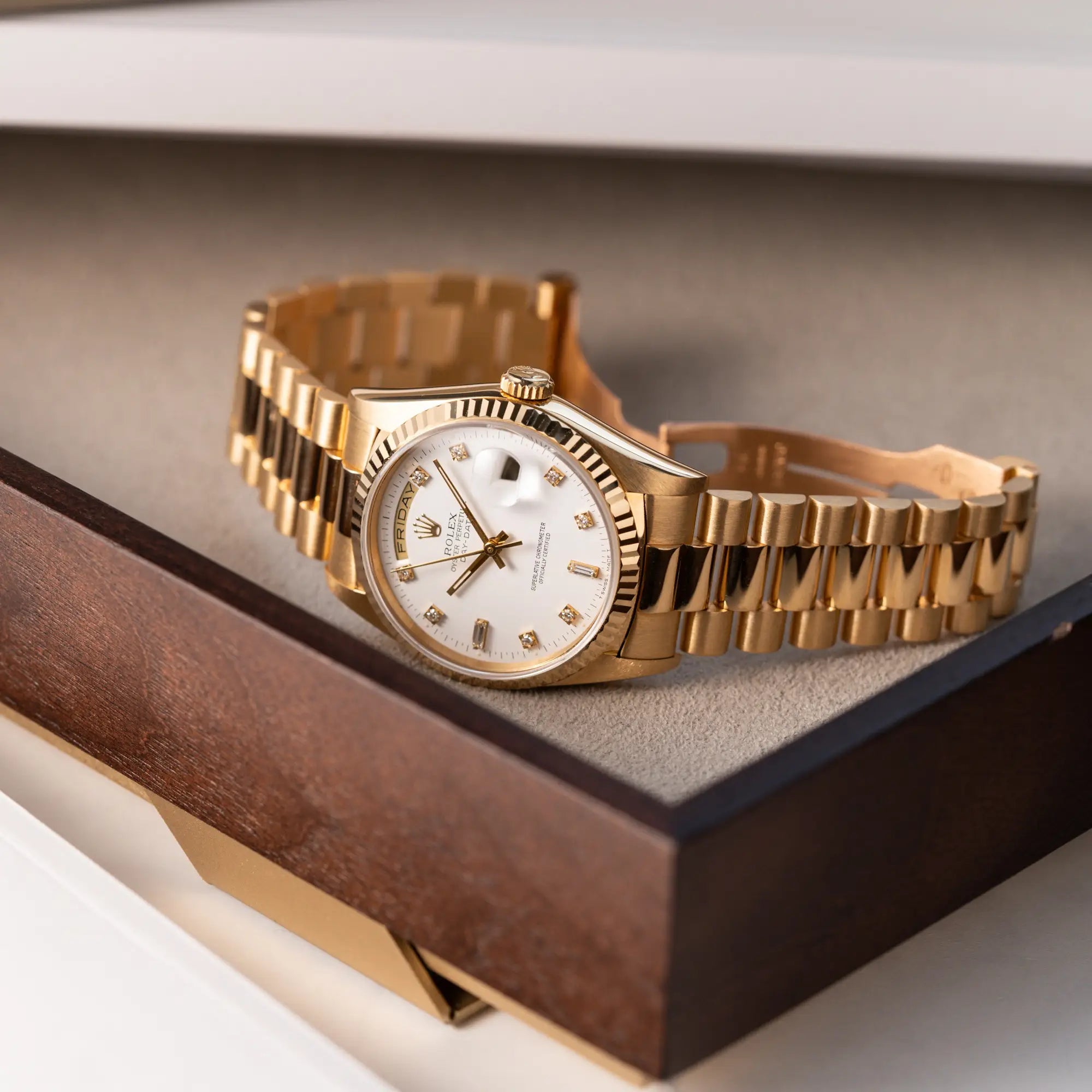 Rolex Day-Date 36 der Referenz 18238 in Gelbgold mit weißem Diamant-Zifferblatt liegt auf Juwelierstablet