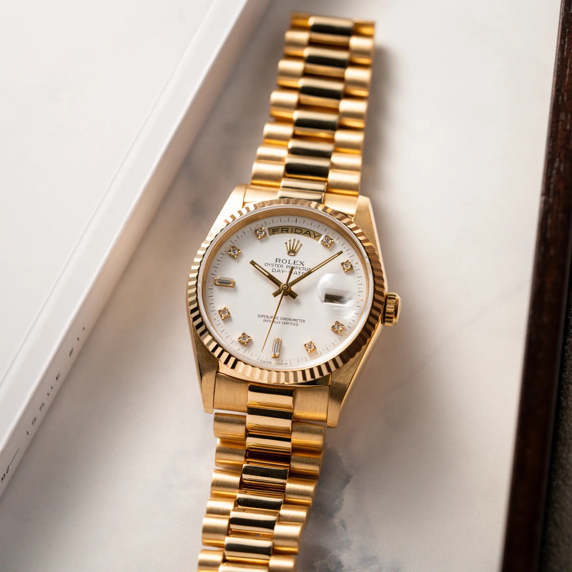 Produktfotografie der Rolex Day-Date 36 der Referenz 18238 in Gelbgold mit weißem Diamant-Zifferblatt