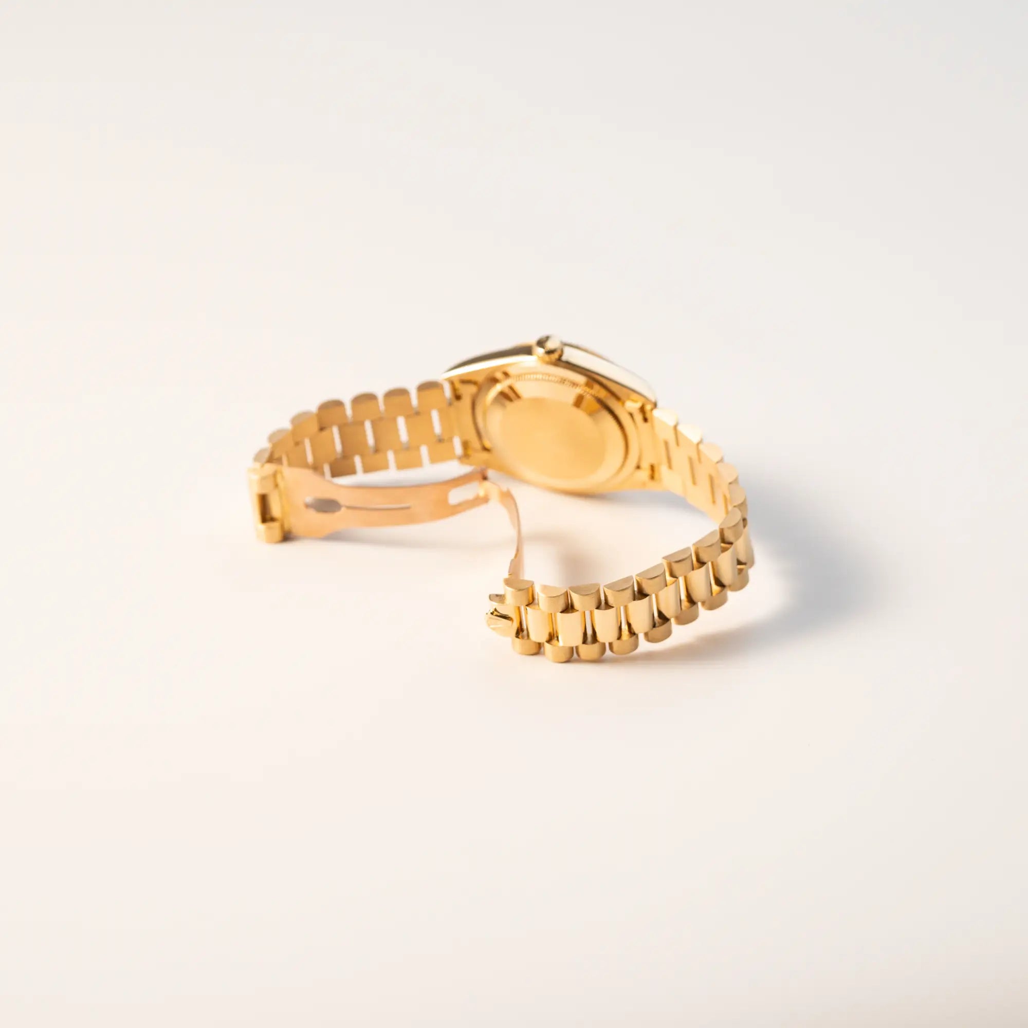 Geöffnete Faltschliesse am President-Armband der Rolex Day-Date 36 der Referenz 18238 in Gelbgold mit weißem Diamant-Zifferblatt