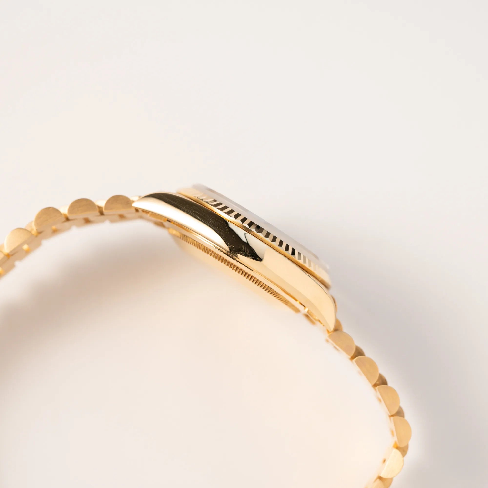 Seitliches Gehäuse der Rolex Day-Date 36 der Referenz 18238 in Gelbgold mit weißem Diamant-Zifferblatt