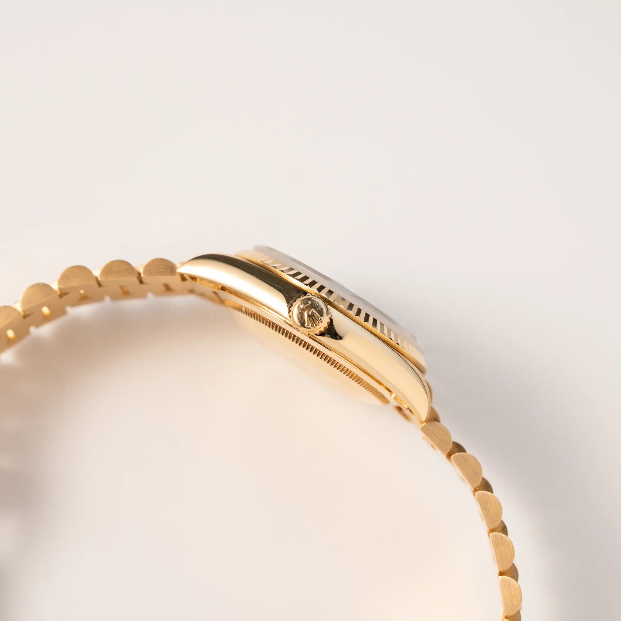 Seitliches Gehäuse der Rolex Day-Date 36 der Referenz 18238 in Gelbgold mit weißem Diamant-Zifferblatt mit Blick auf die Aufzugskrone