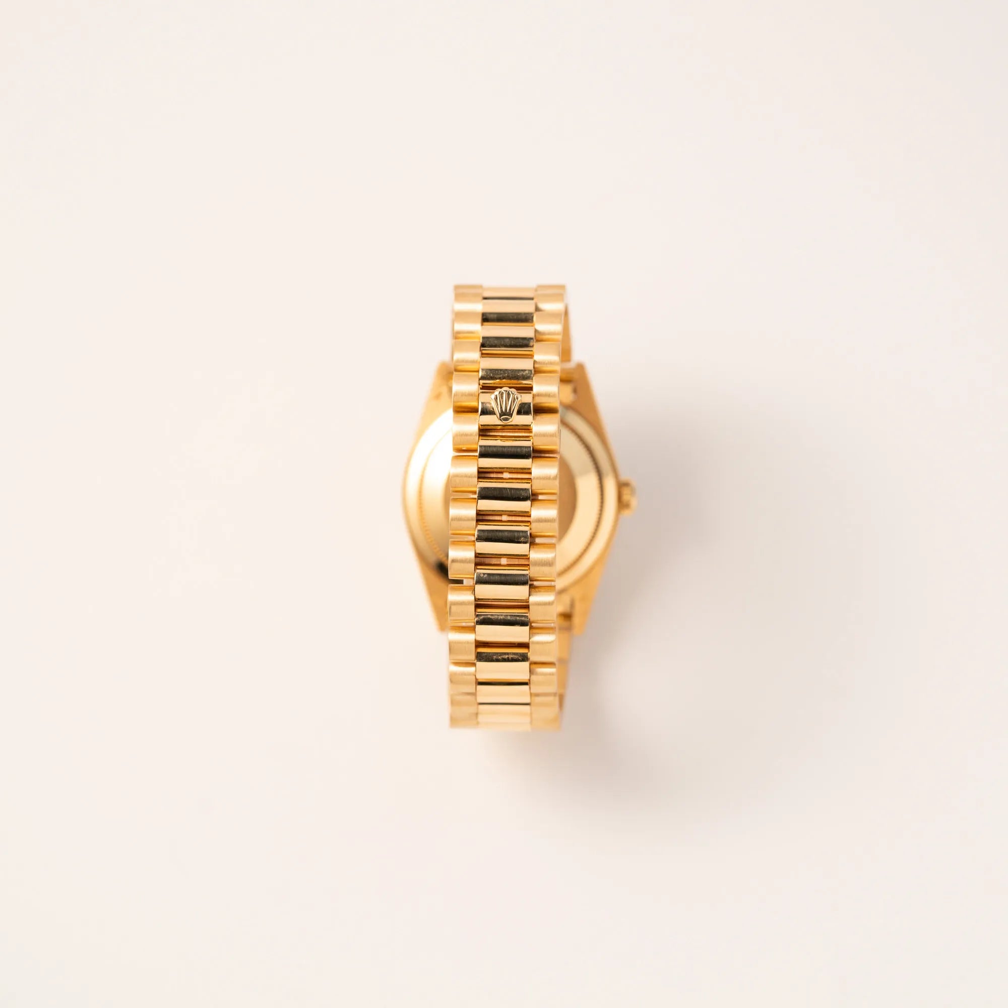 Blick auf das President-Armband der Rolex Day-Date 36 der Referenz 18238 in Gelbgold mit weißem Diamant-Zifferblatt