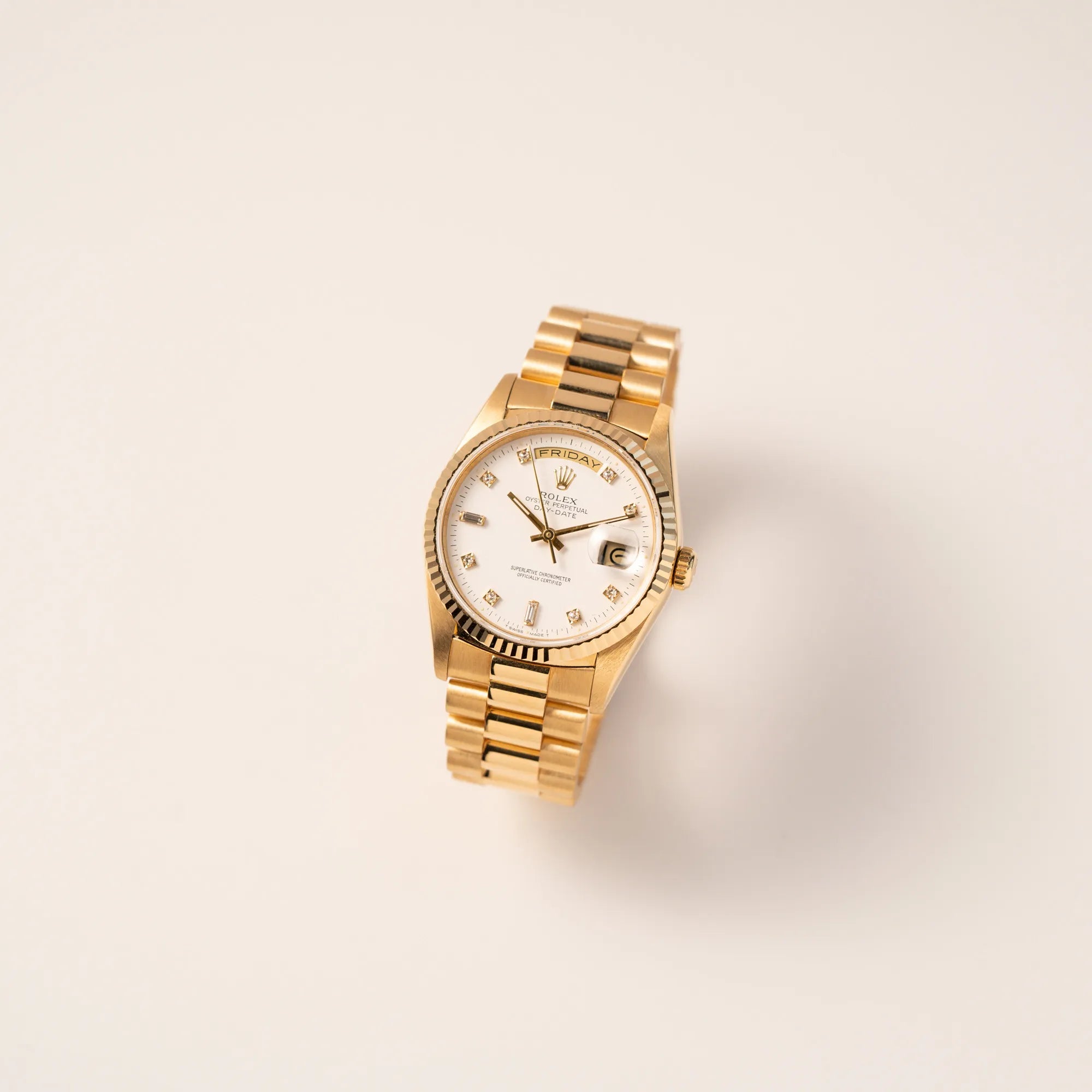 Leicht schräge Ansicht der Rolex Day-Date 36 der Referenz 18238 in Gelbgold mit weißem Diamant-Zifferblatt