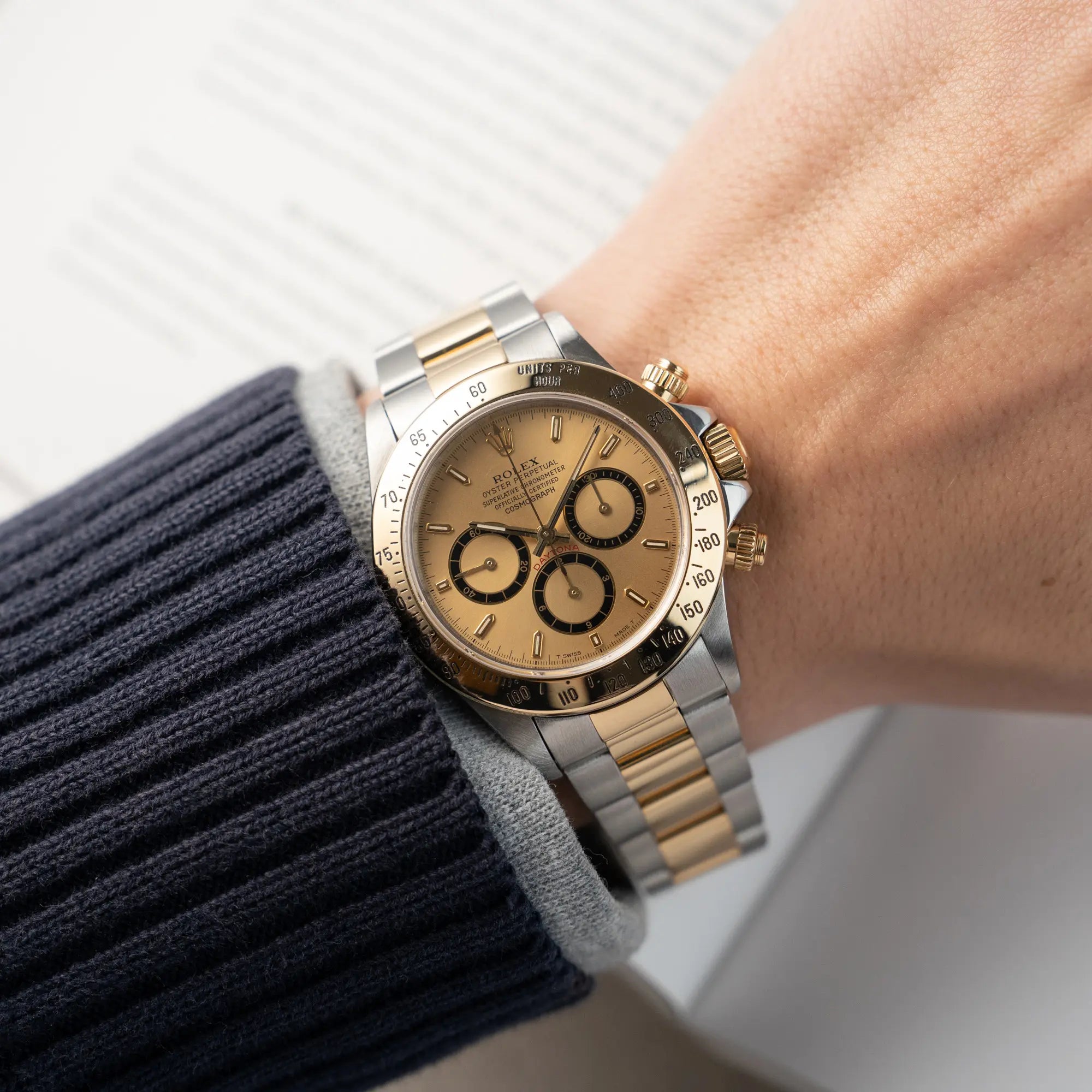 Wristshot von der Rolex Zenith Daytona in Stahl-Gold mit goldfarbenem Zifferblatt