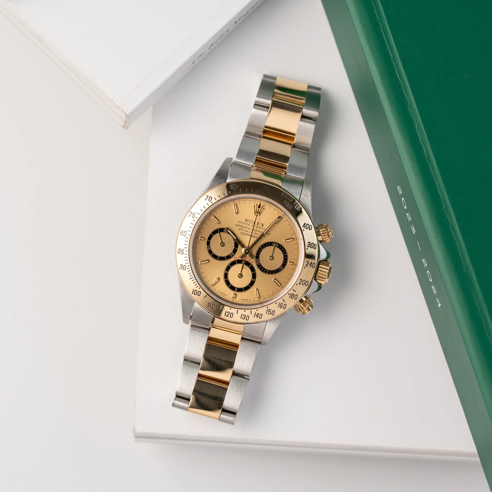 Produktfotografie der Rolex Zenith Daytona in Stahl-Gold mit goldfarbenem Zifferblatt