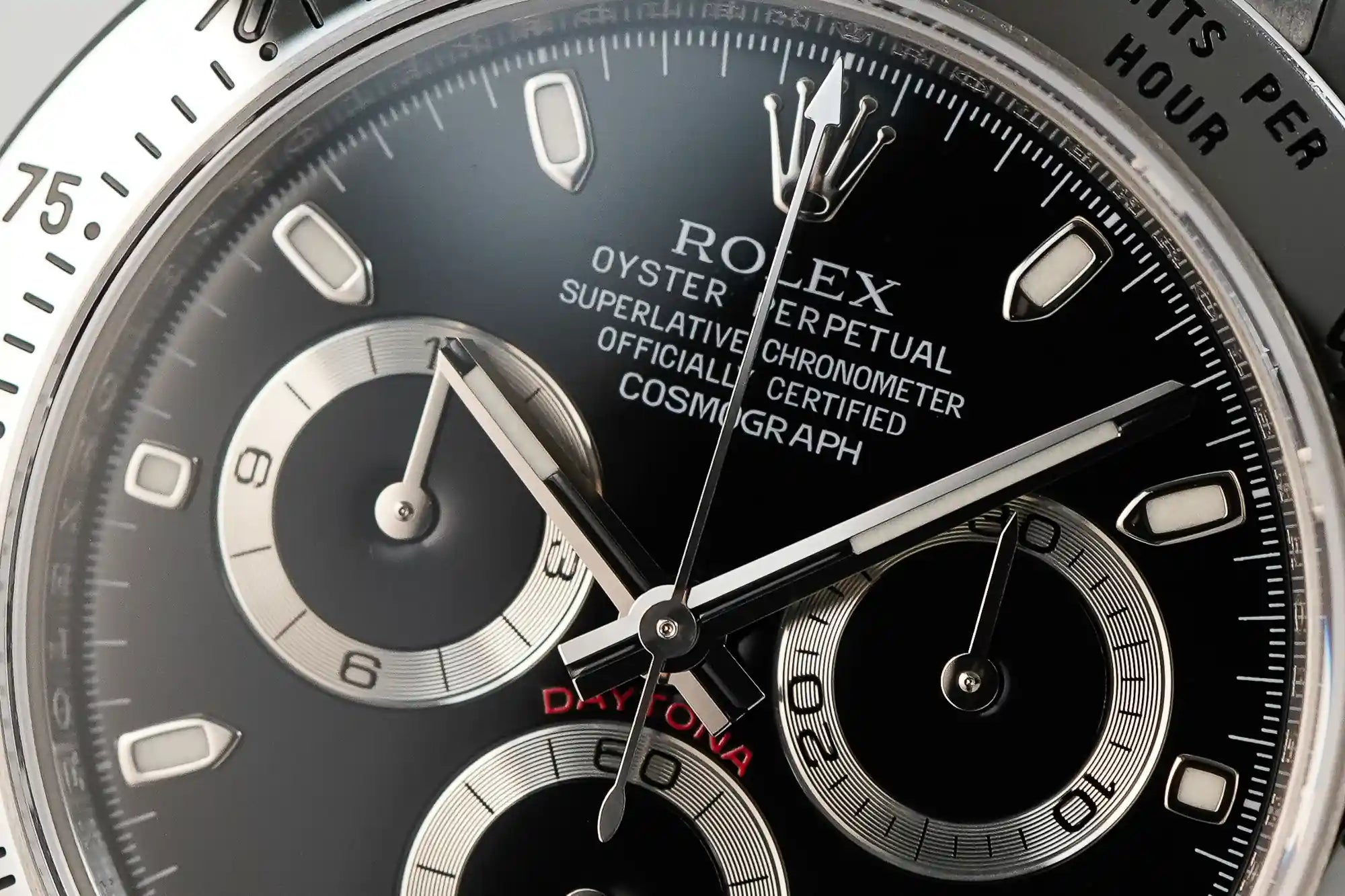 Makroaufnahme des schwarzen Zifferblatt der pre-ceramic Rolex Daytona