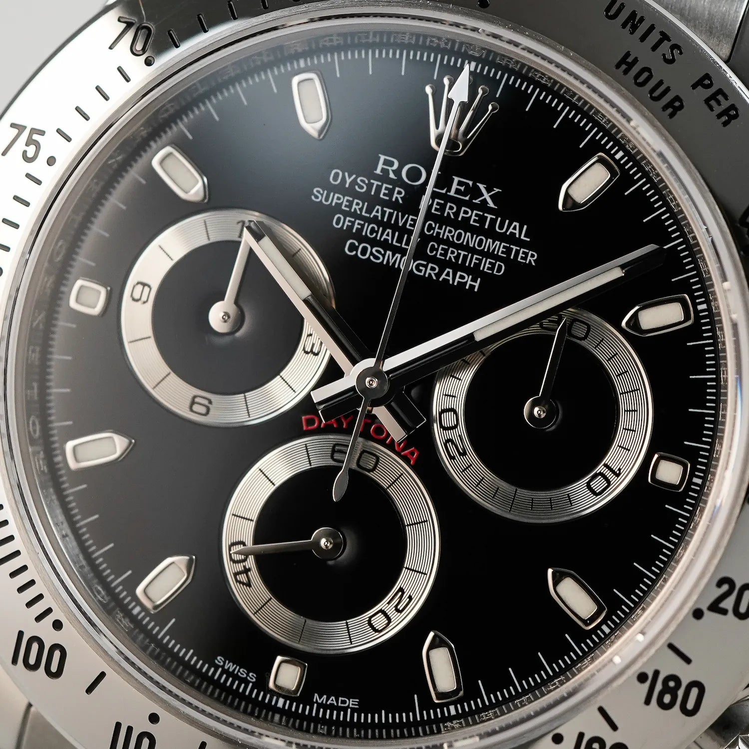 Detailaufnahme des schwarzen Zifferblatts einer Rolex Daytona mit Stahl-Lünette