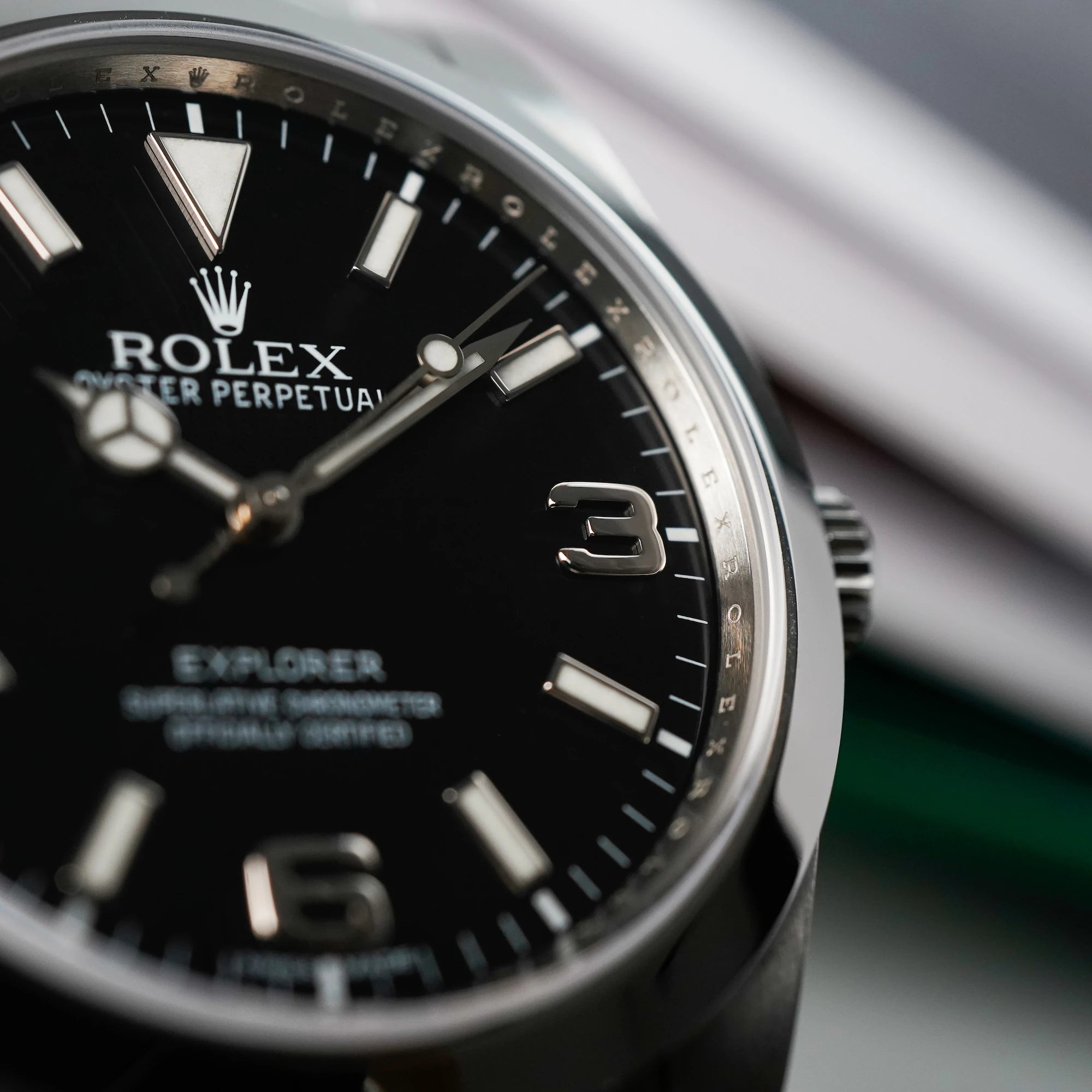 Makroaufnahme des schwarzen Zifferblatts der Rolex Explorer 1 mit dem 39mm Gehäuse mit Fokus auf 3 Uhr