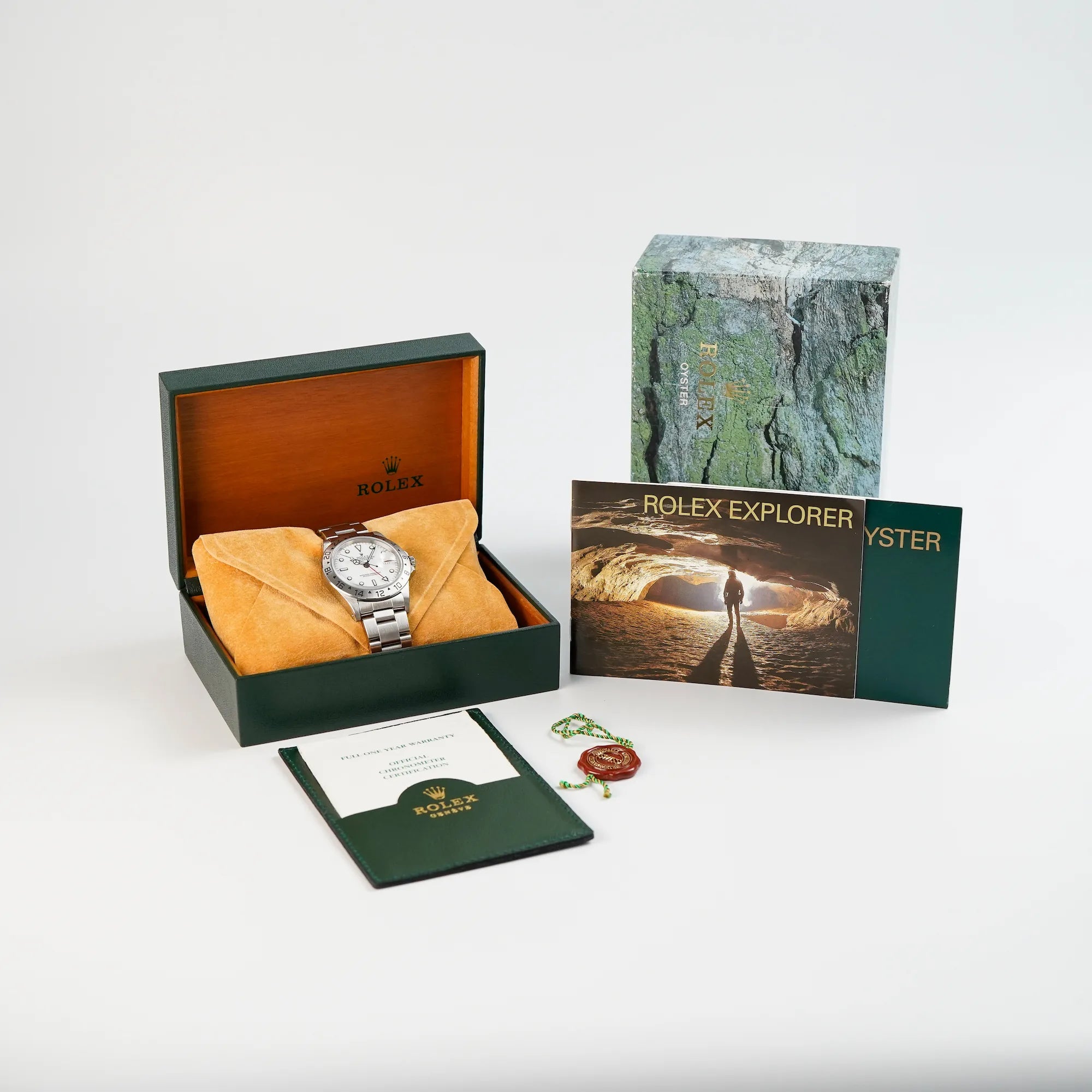 Rolex Explorer 2 mit einem weißen "Swiss-Only"-Zifferblatt zusammen mit dem Lieferumfang, bestehend aus Box, Papieren, Hangtag und Booklets
