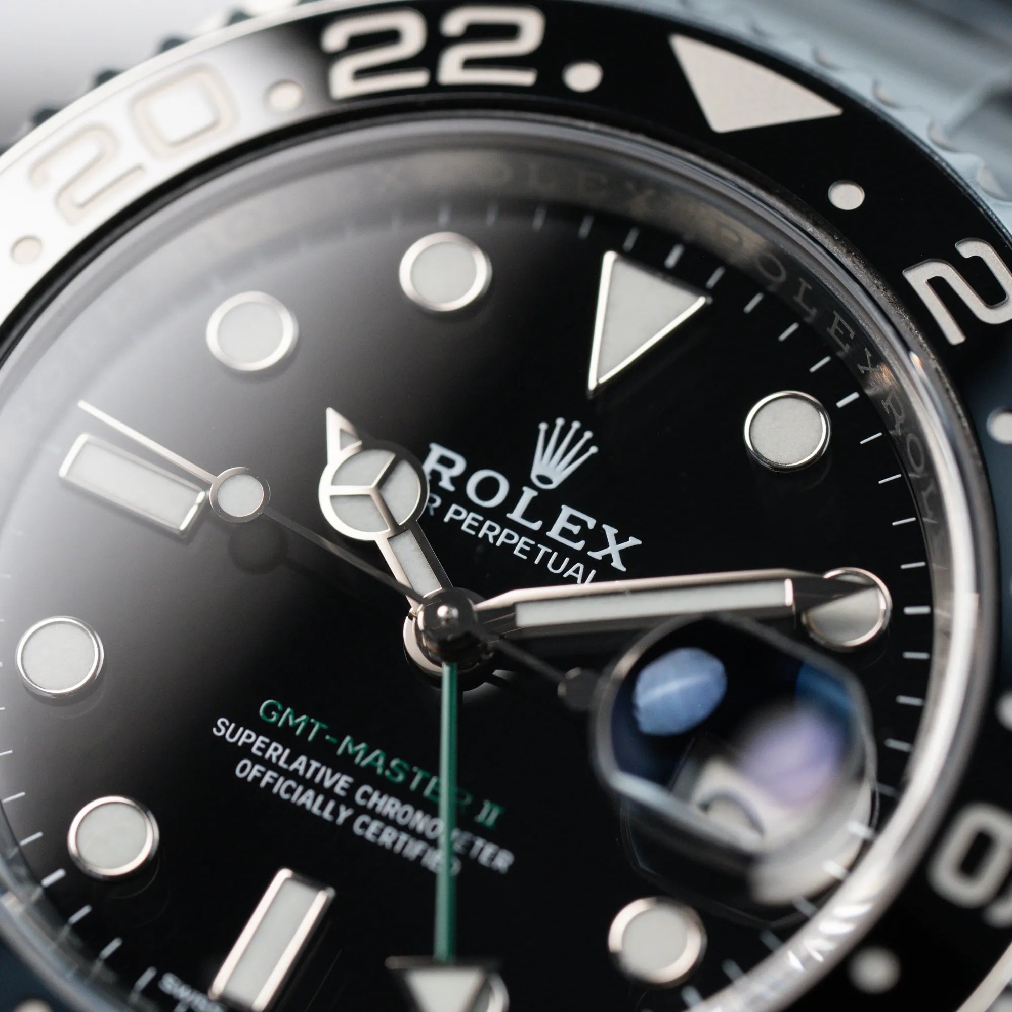 Makroaufnahme der Rolex GMT Master 2 in Schwarz mit der Keramik-Lünette in einem neuwertigen Zustand