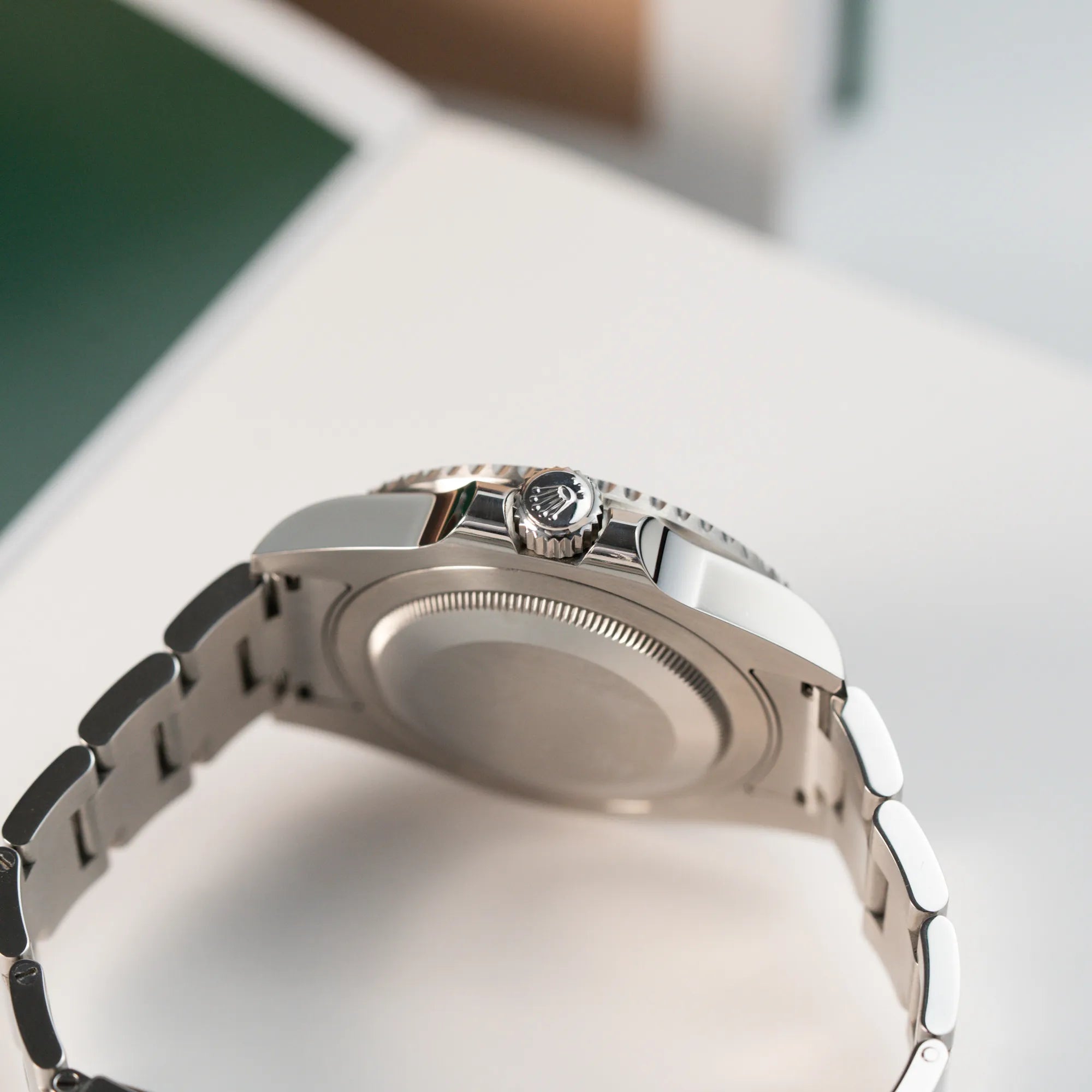 Produktfotografie der Rolex GMT Master 2 in Schwarz mit der Keramik-Lünette mit Fokus auf der Aufzugskrone